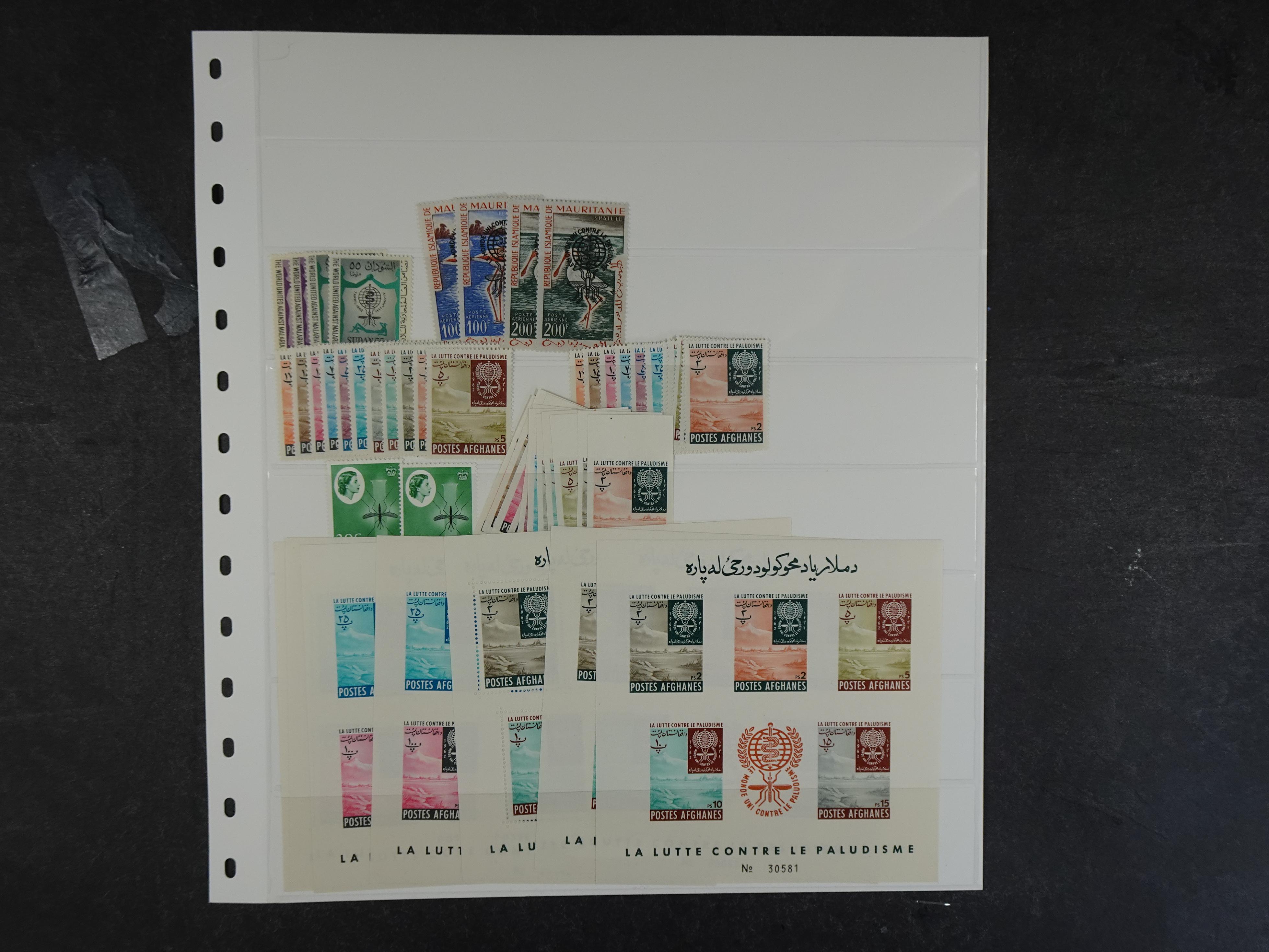 Rommelige verzameling op insteekbladen. 15