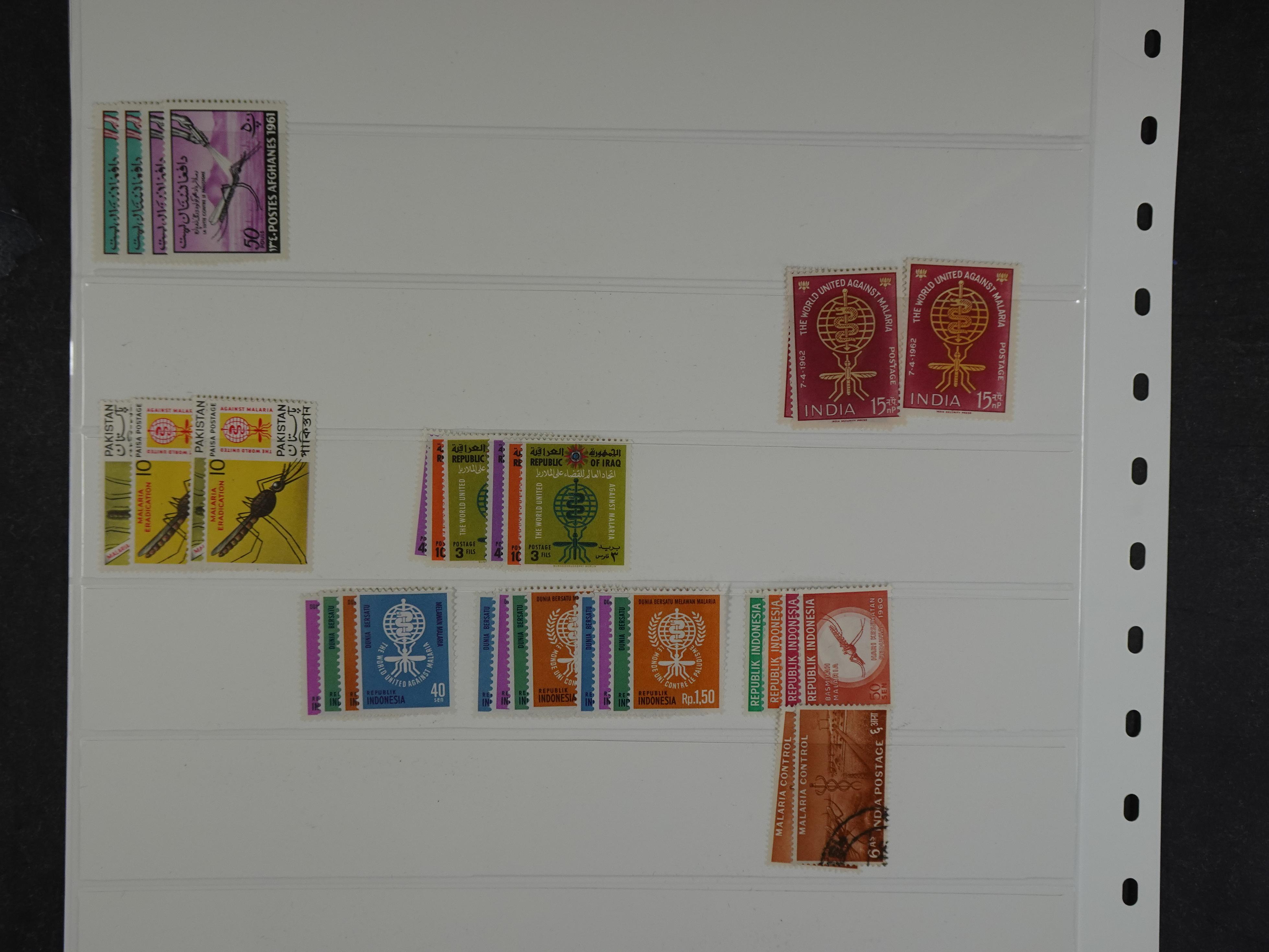 Rommelige verzameling op insteekbladen. 16