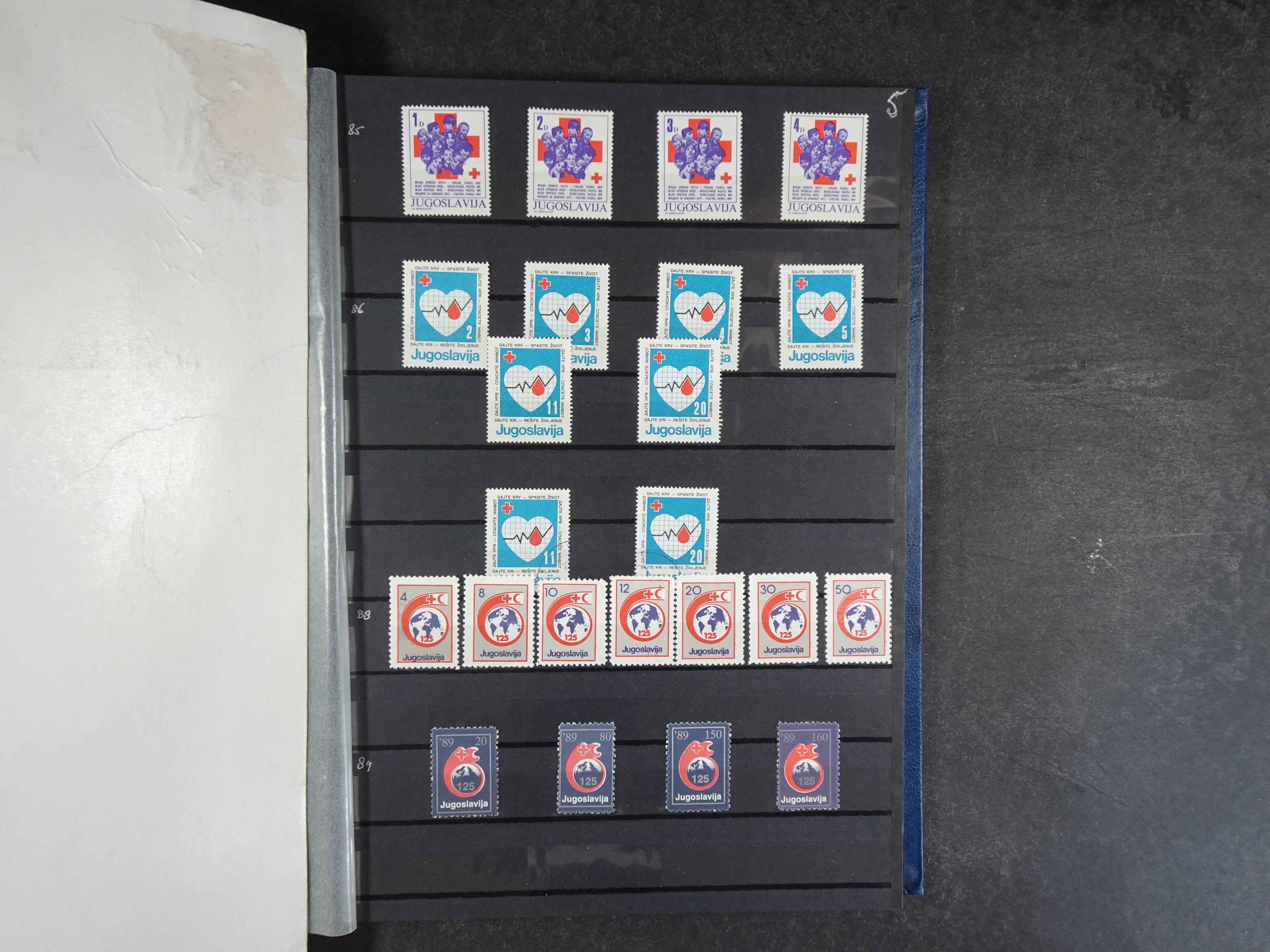 Mooie verzameling met beter materiaal onder andere Albanië, België, Frankrijk, Monaco, etc.
Veelal dubbel aanwezig.
Flinke cat. waarde. 43