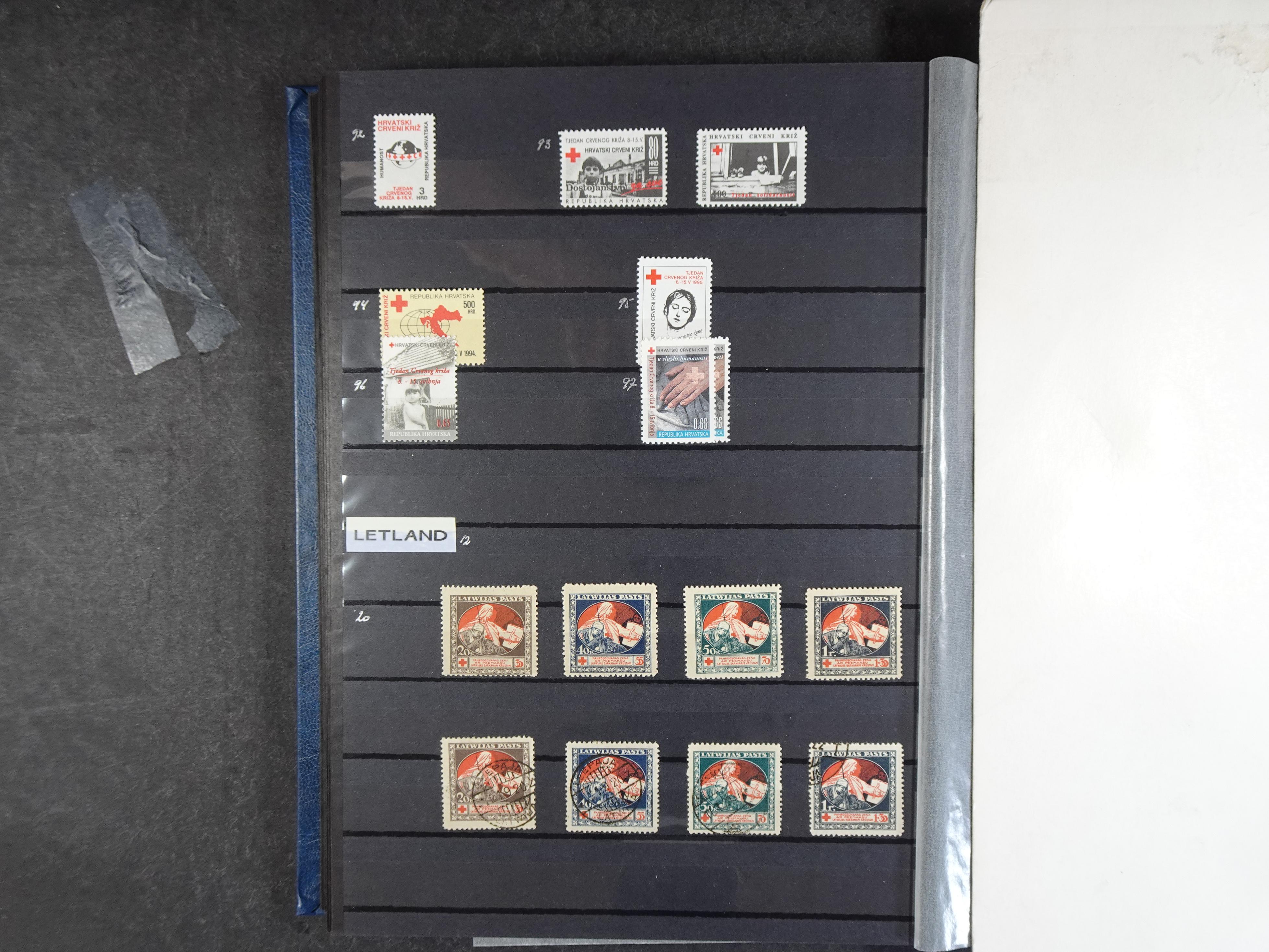 Mooie verzameling met beter materiaal onder andere Albanië, België, Frankrijk, Monaco, etc.
Veelal dubbel aanwezig.
Flinke cat. waarde. 46