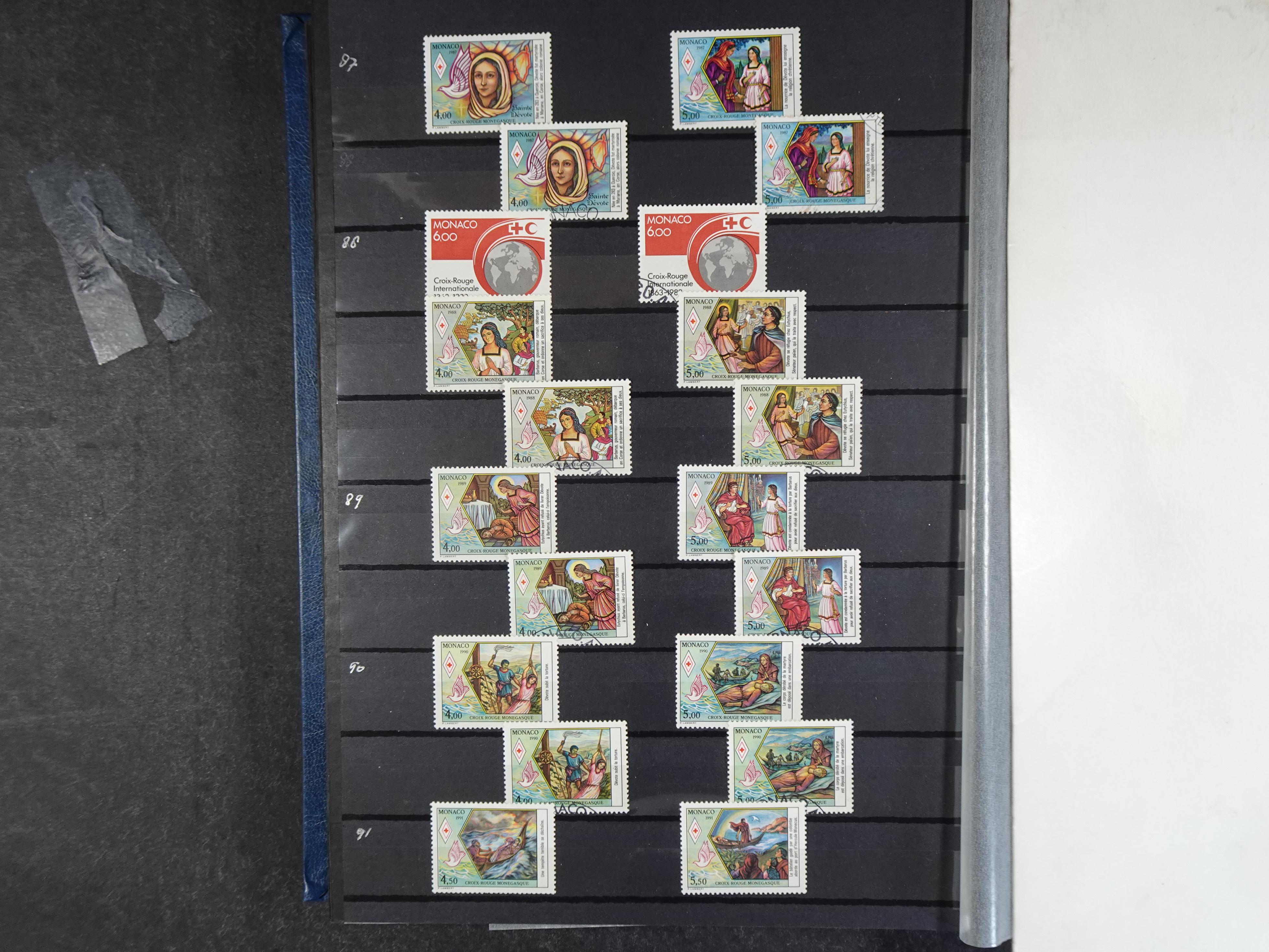 Mooie verzameling met beter materiaal onder andere Albanië, België, Frankrijk, Monaco, etc.
Veelal dubbel aanwezig.
Flinke cat. waarde. 56