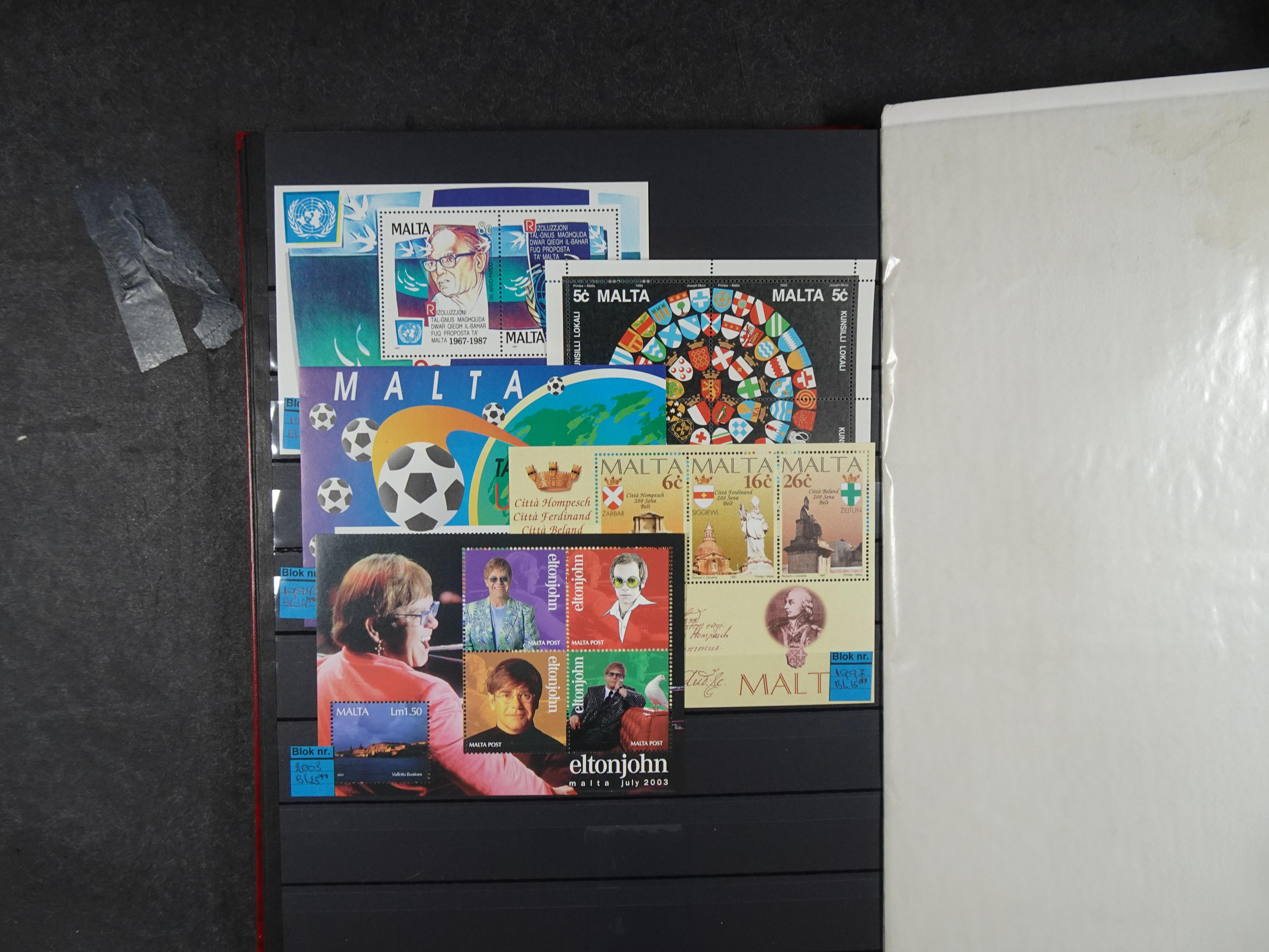 Mooie partij blokken en kleinbogen o.a. Belire blokken, San Marino. 19