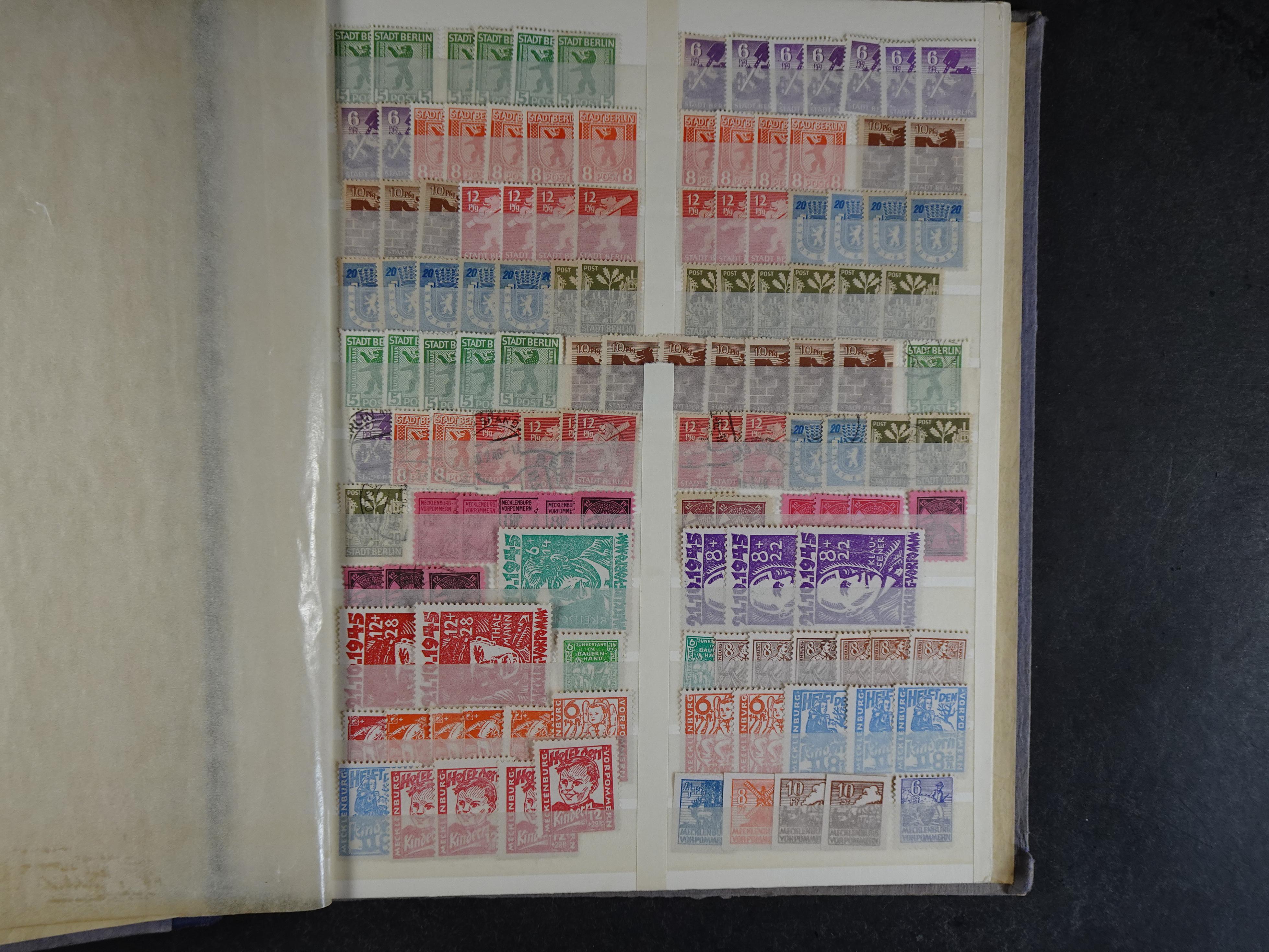 Kleine verzameling met leuke materiaal op insteekkaarten in klemband. Bevat ook iets andere gebieden.