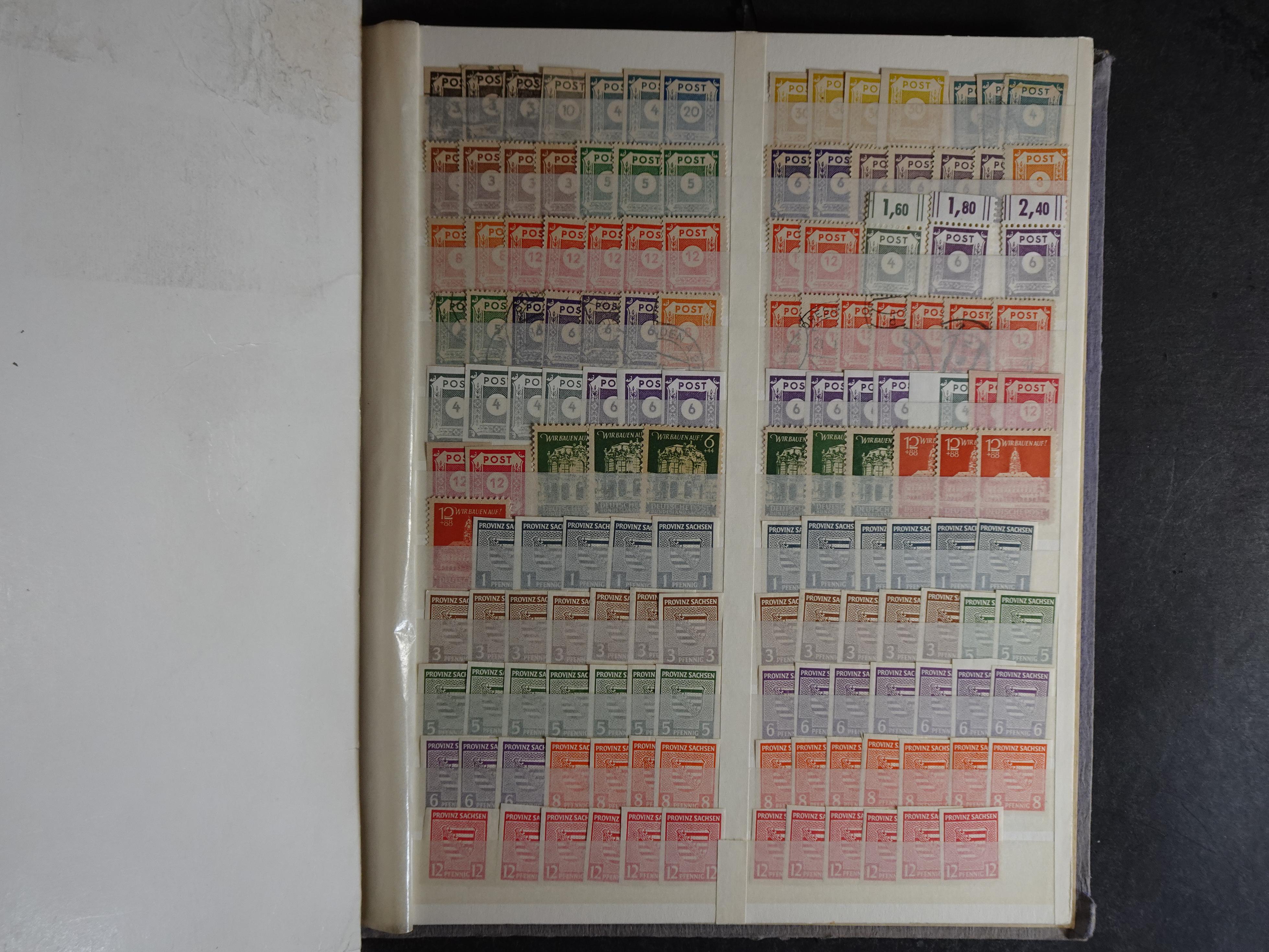 Kleine verzameling met leuke materiaal op insteekkaarten in klemband. Bevat ook iets andere gebieden. 4