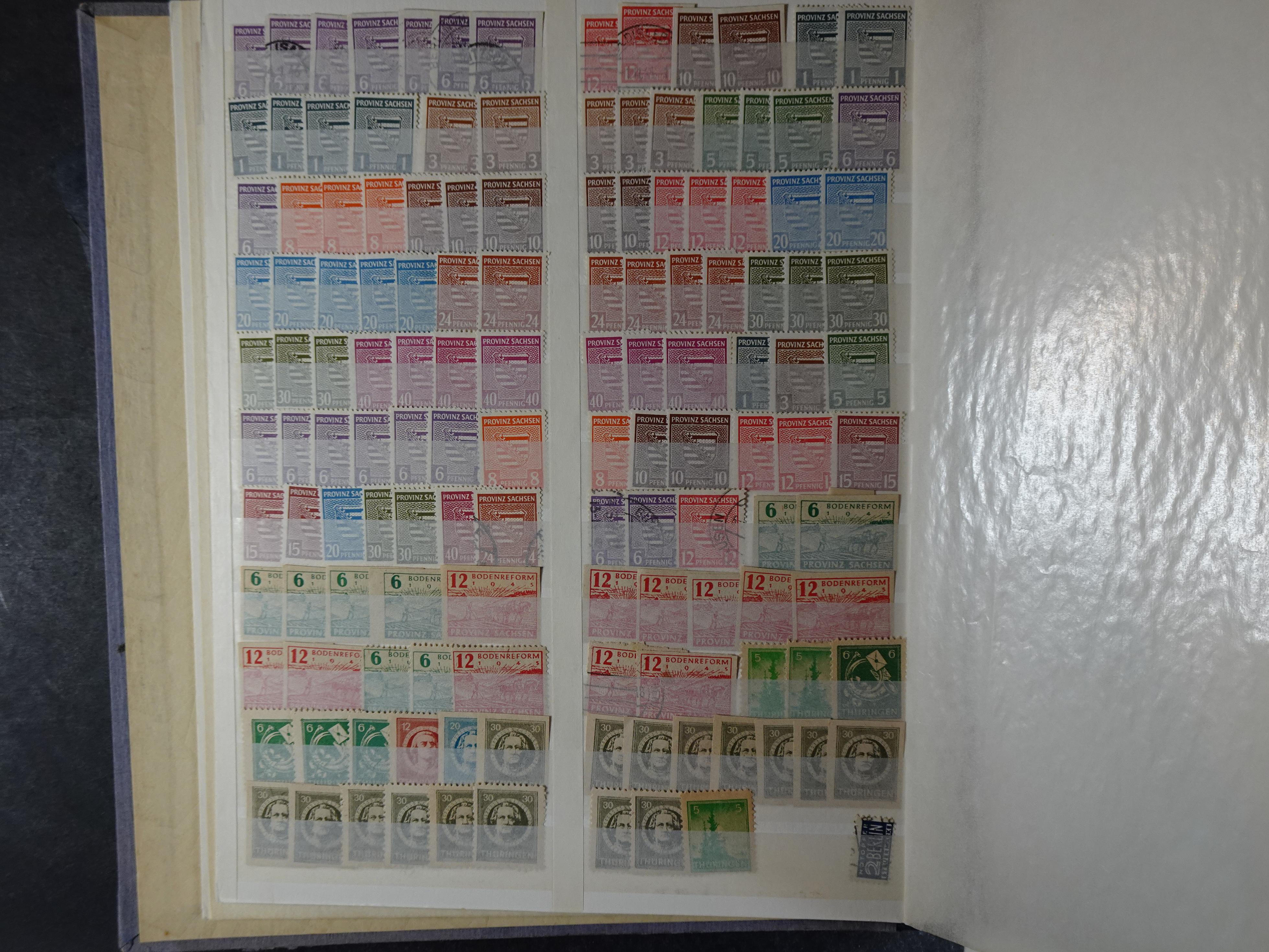 Kleine verzameling met leuke materiaal op insteekkaarten in klemband. Bevat ook iets andere gebieden. 5