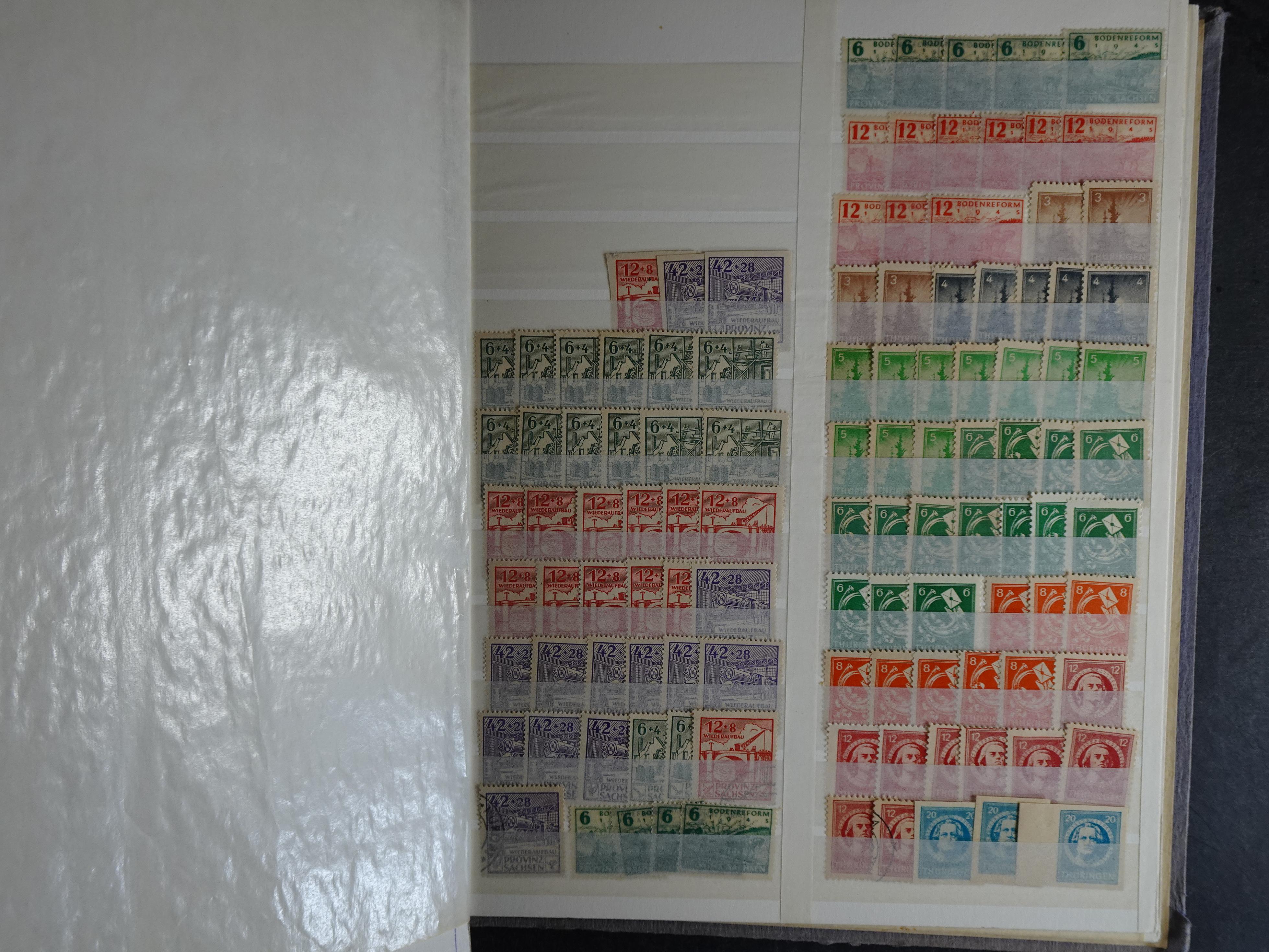 Kleine verzameling met leuke materiaal op insteekkaarten in klemband. Bevat ook iets andere gebieden. 6