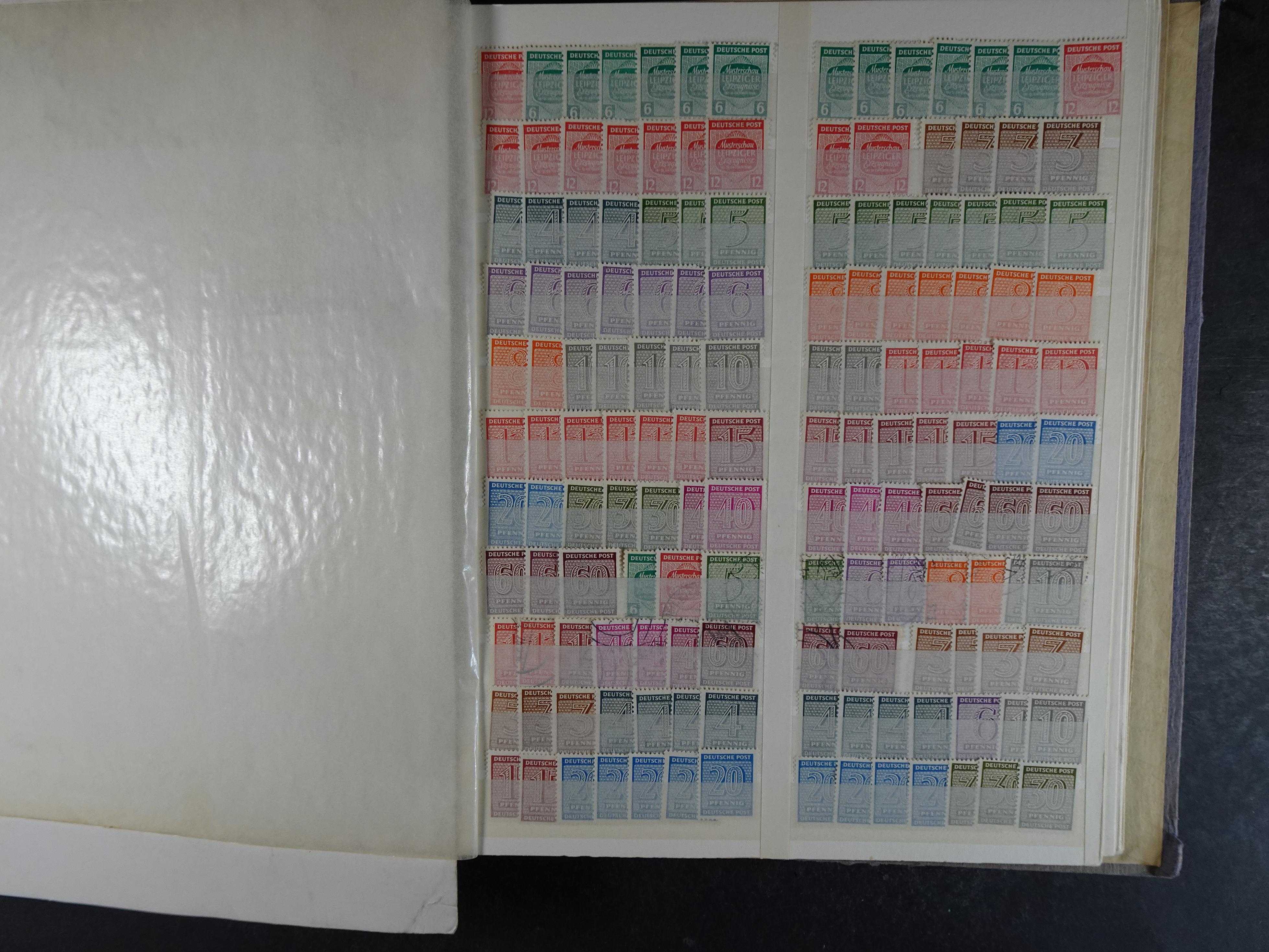 Kleine verzameling met leuke materiaal op insteekkaarten in klemband. Bevat ook iets andere gebieden. 8