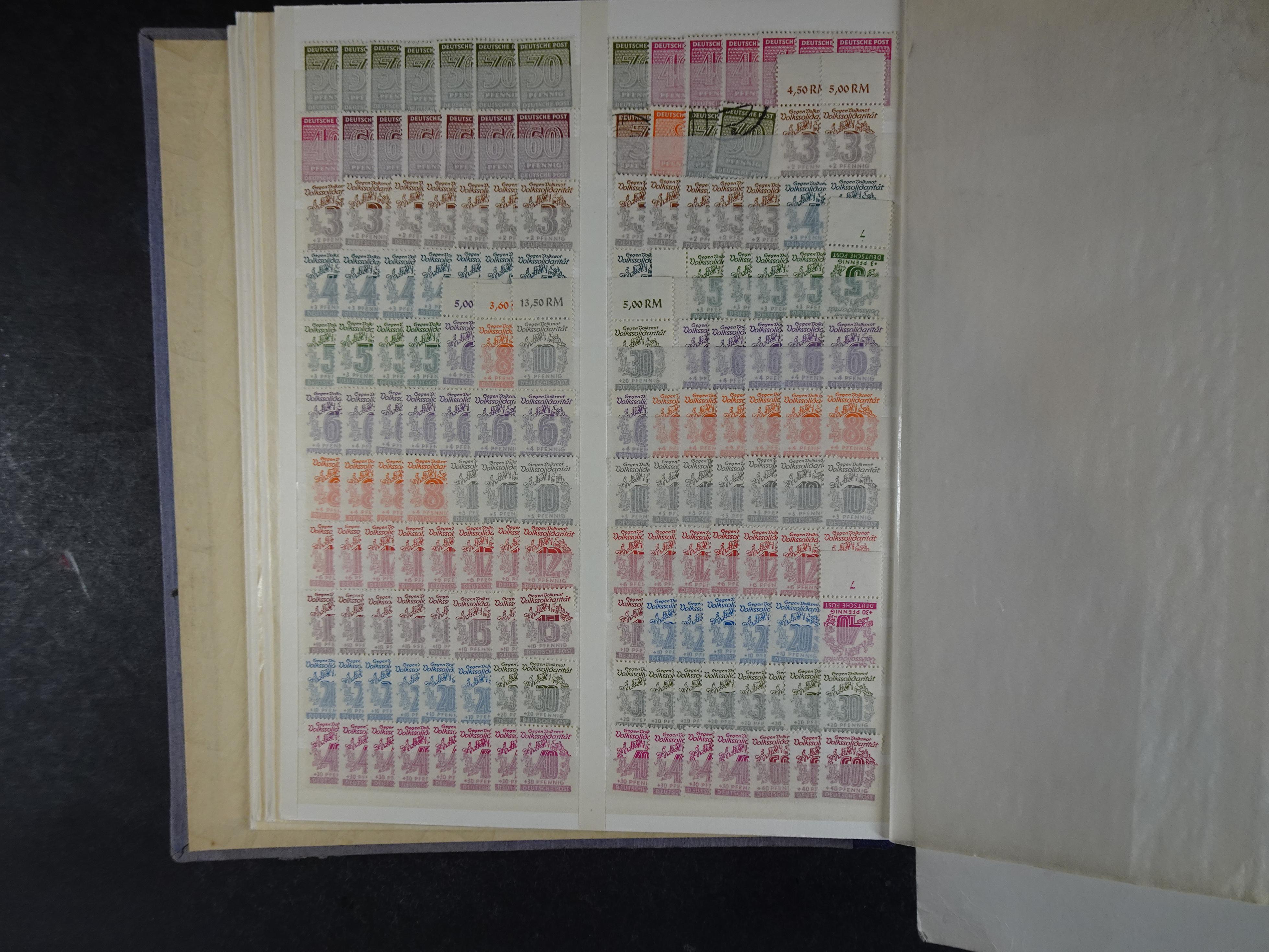 Kleine verzameling met leuke materiaal op insteekkaarten in klemband. Bevat ook iets andere gebieden. 9