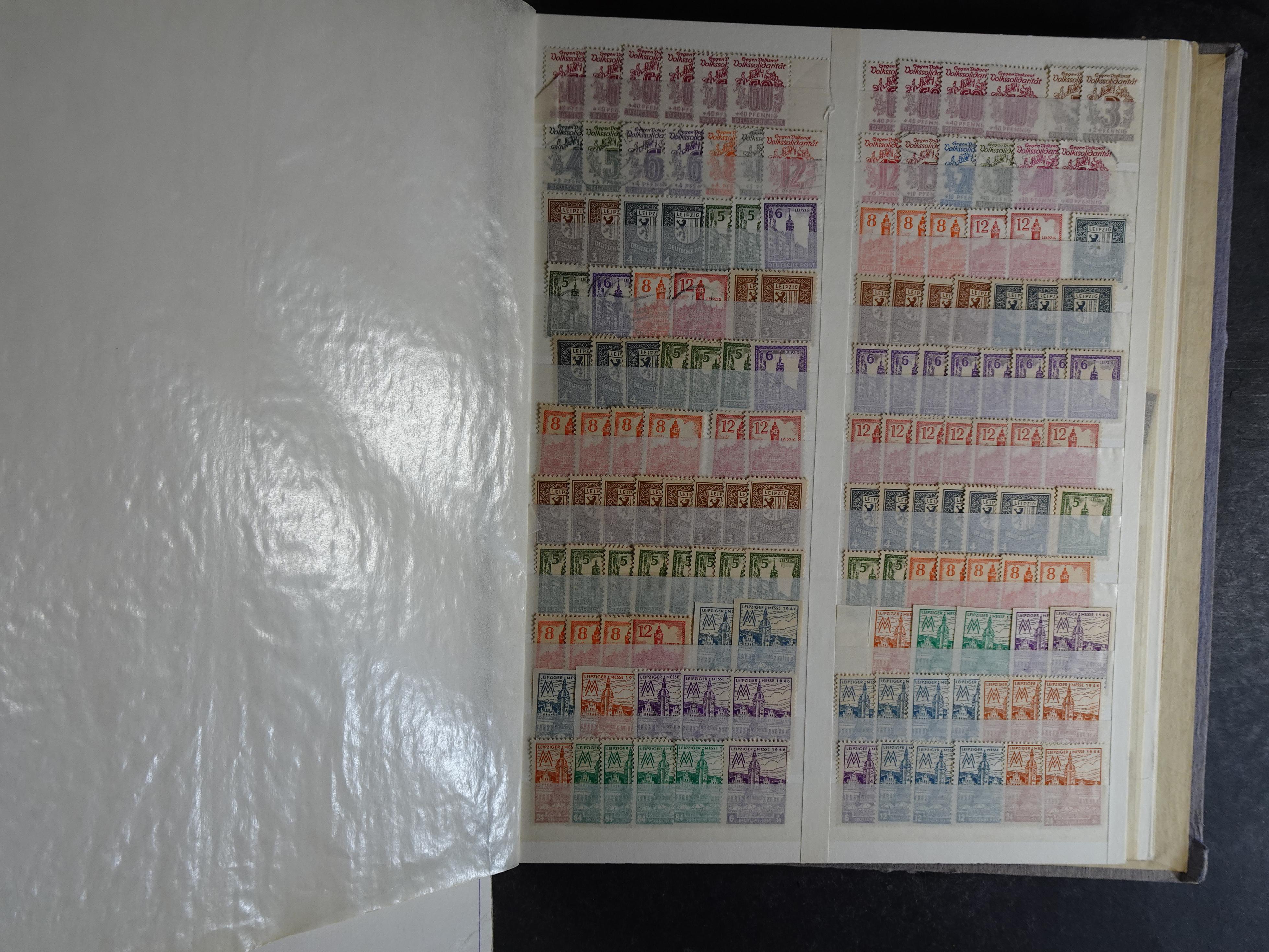 Kleine verzameling met leuke materiaal op insteekkaarten in klemband. Bevat ook iets andere gebieden. 10