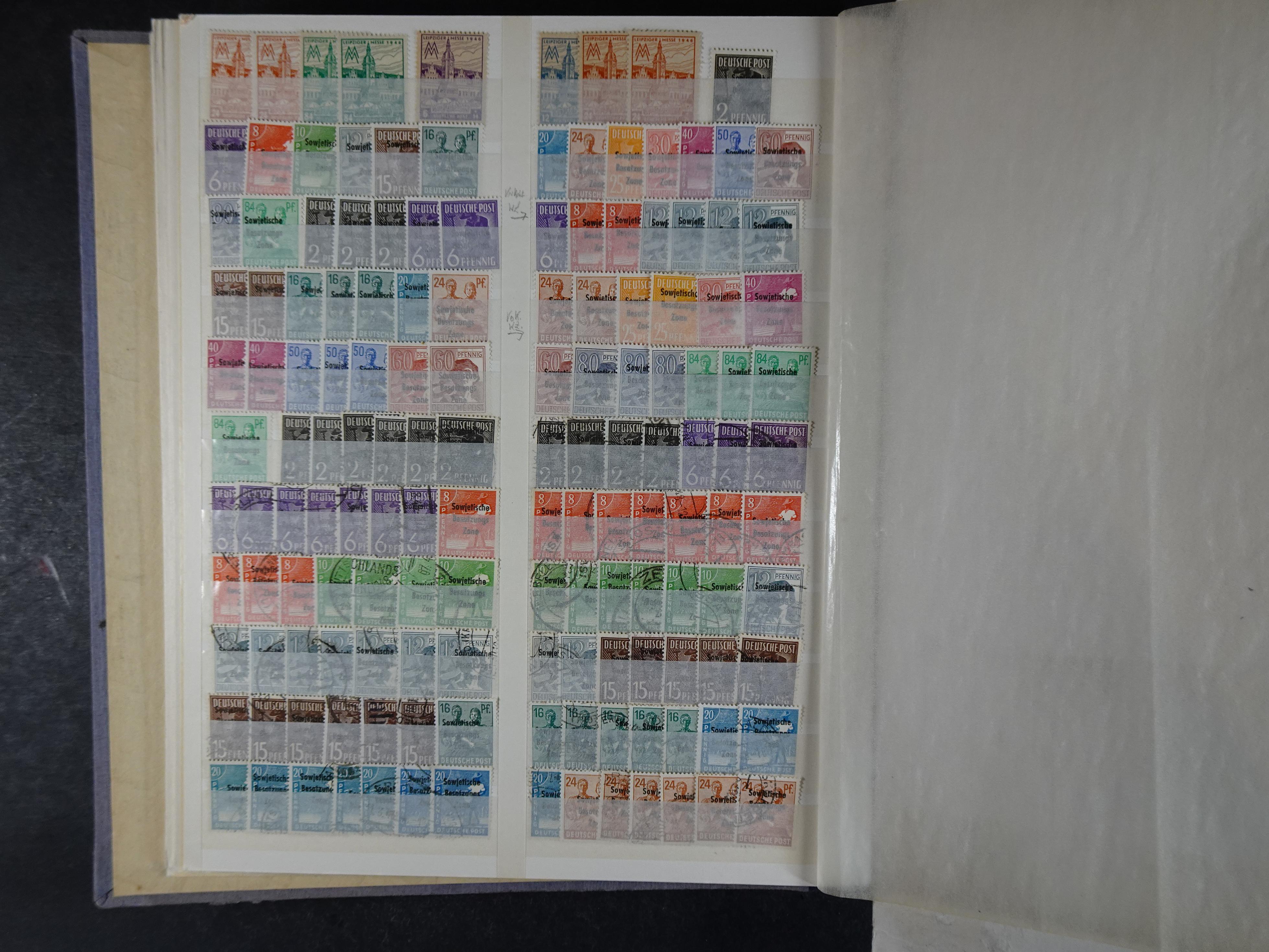 Kleine verzameling met leuke materiaal op insteekkaarten in klemband. Bevat ook iets andere gebieden. 11