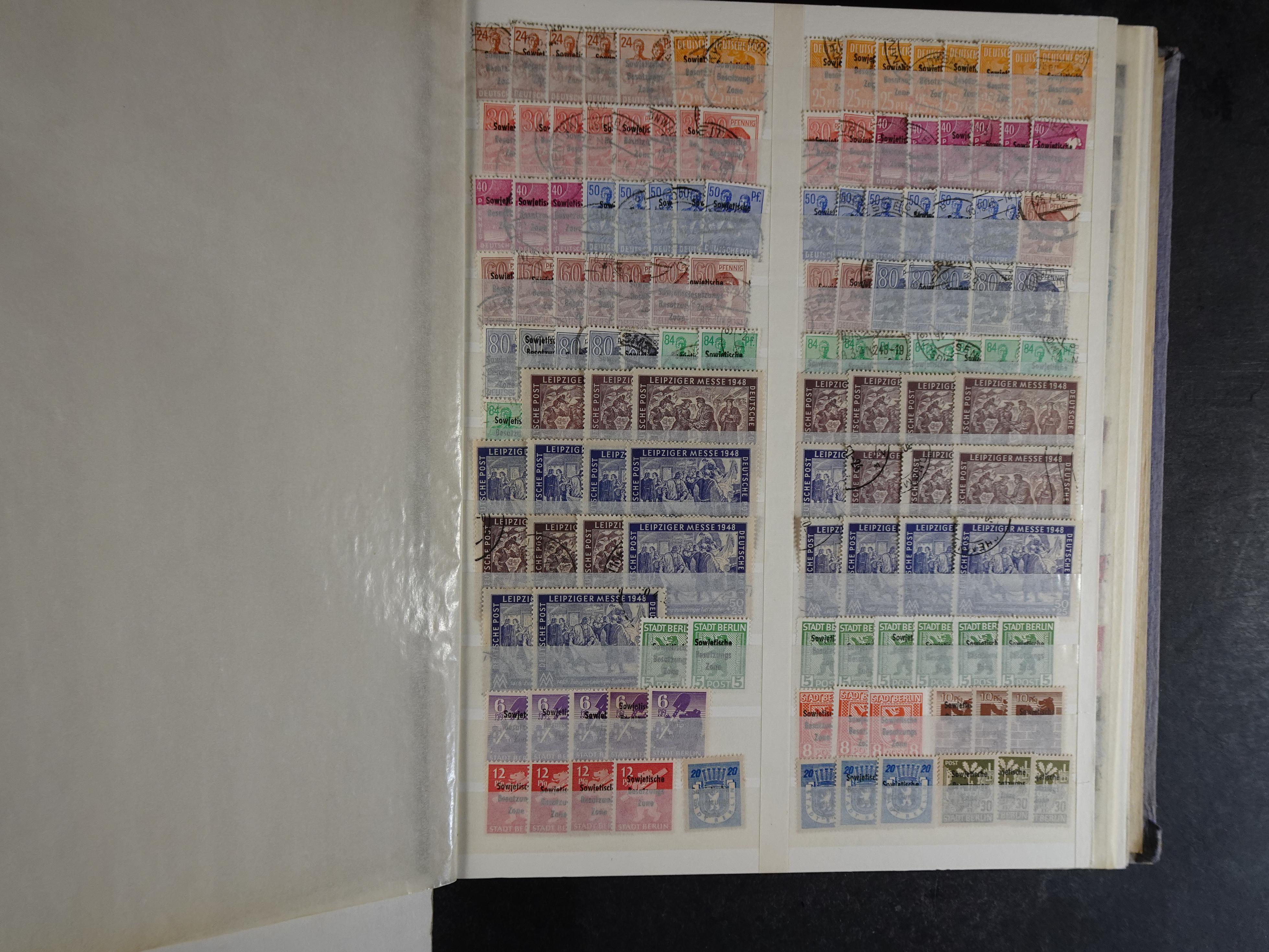 Kleine verzameling met leuke materiaal op insteekkaarten in klemband. Bevat ook iets andere gebieden. 12