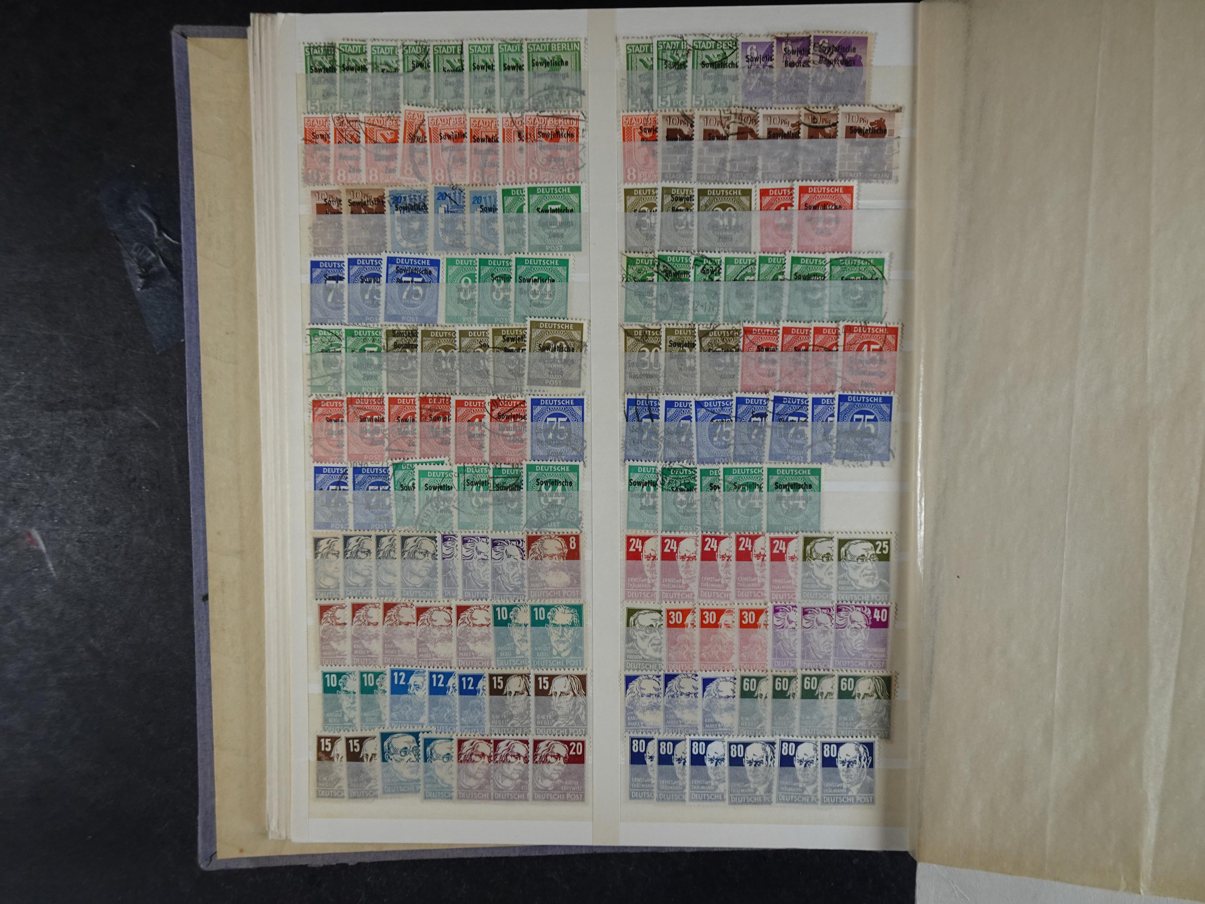 Kleine verzameling met leuke materiaal op insteekkaarten in klemband. Bevat ook iets andere gebieden. 13