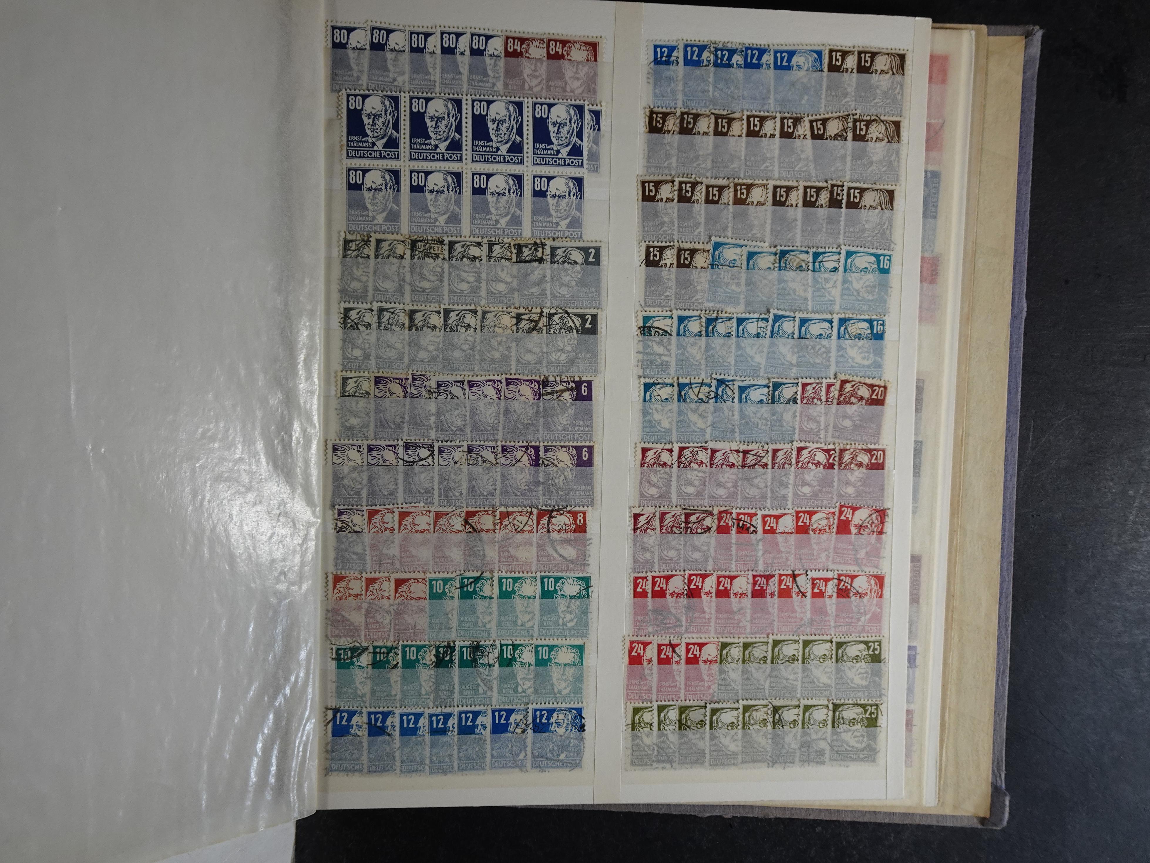 Kleine verzameling met leuke materiaal op insteekkaarten in klemband. Bevat ook iets andere gebieden. 14