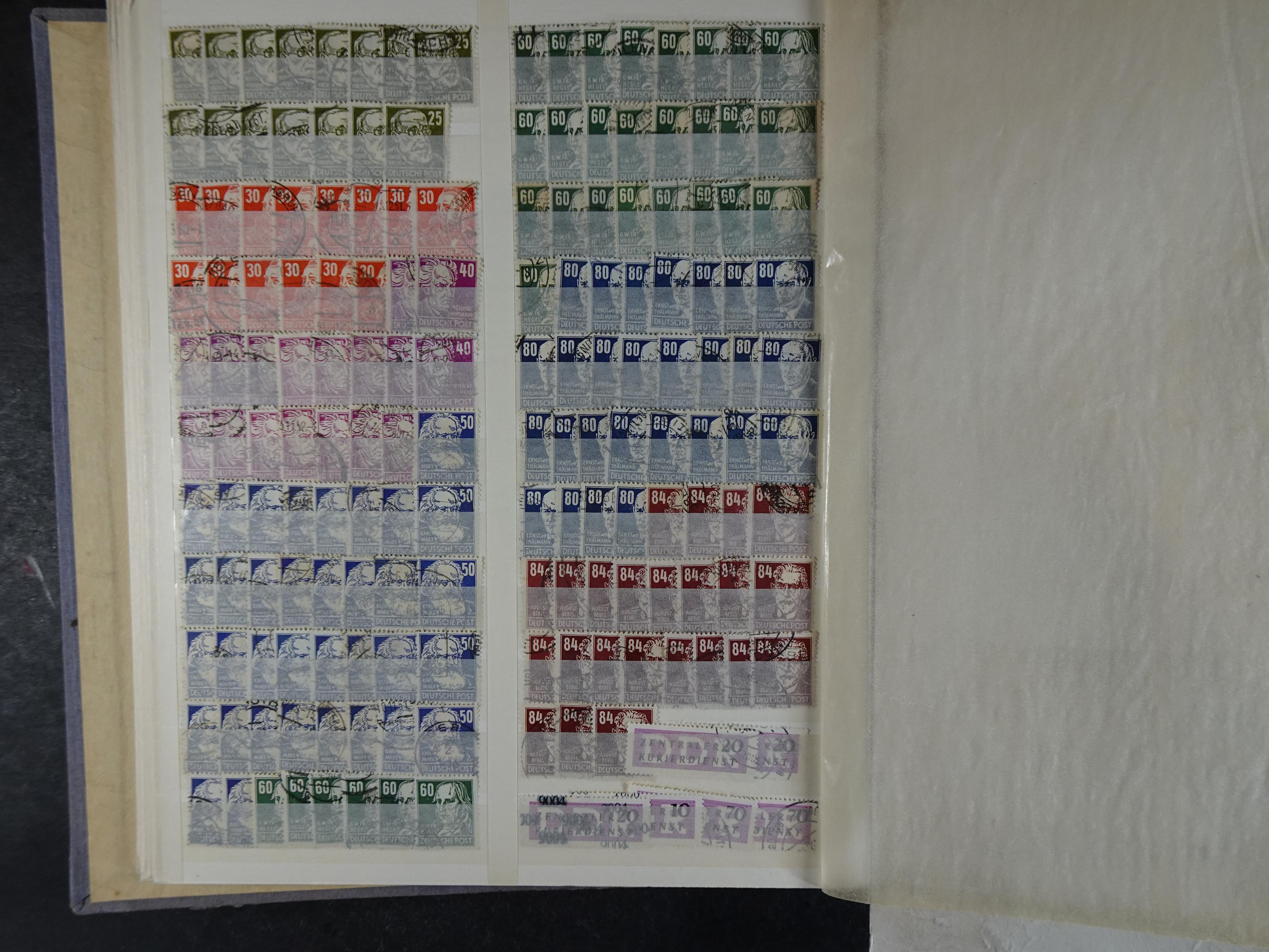 Kleine verzameling met leuke materiaal op insteekkaarten in klemband. Bevat ook iets andere gebieden. 15