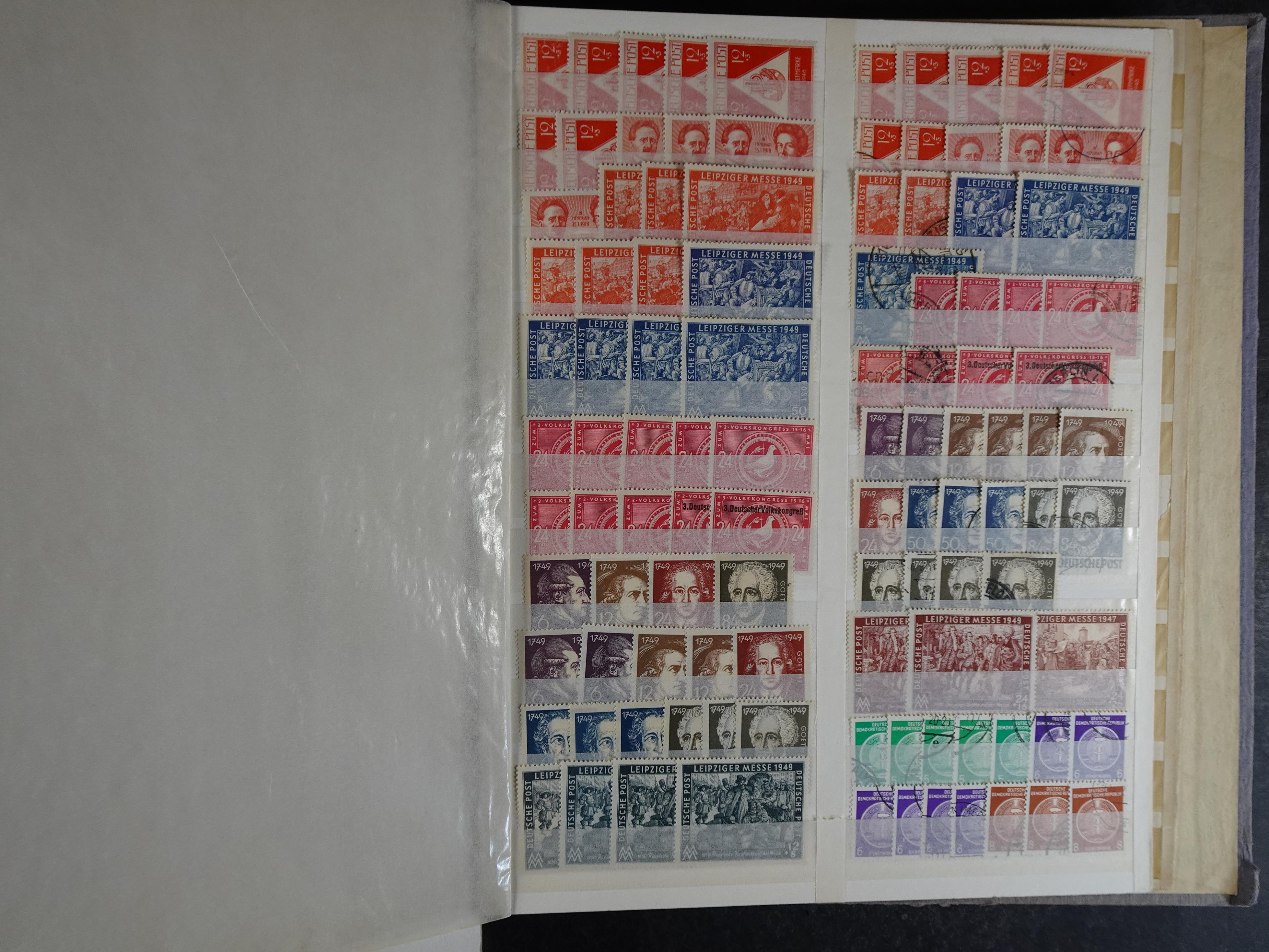 Kleine verzameling met leuke materiaal op insteekkaarten in klemband. Bevat ook iets andere gebieden. 16