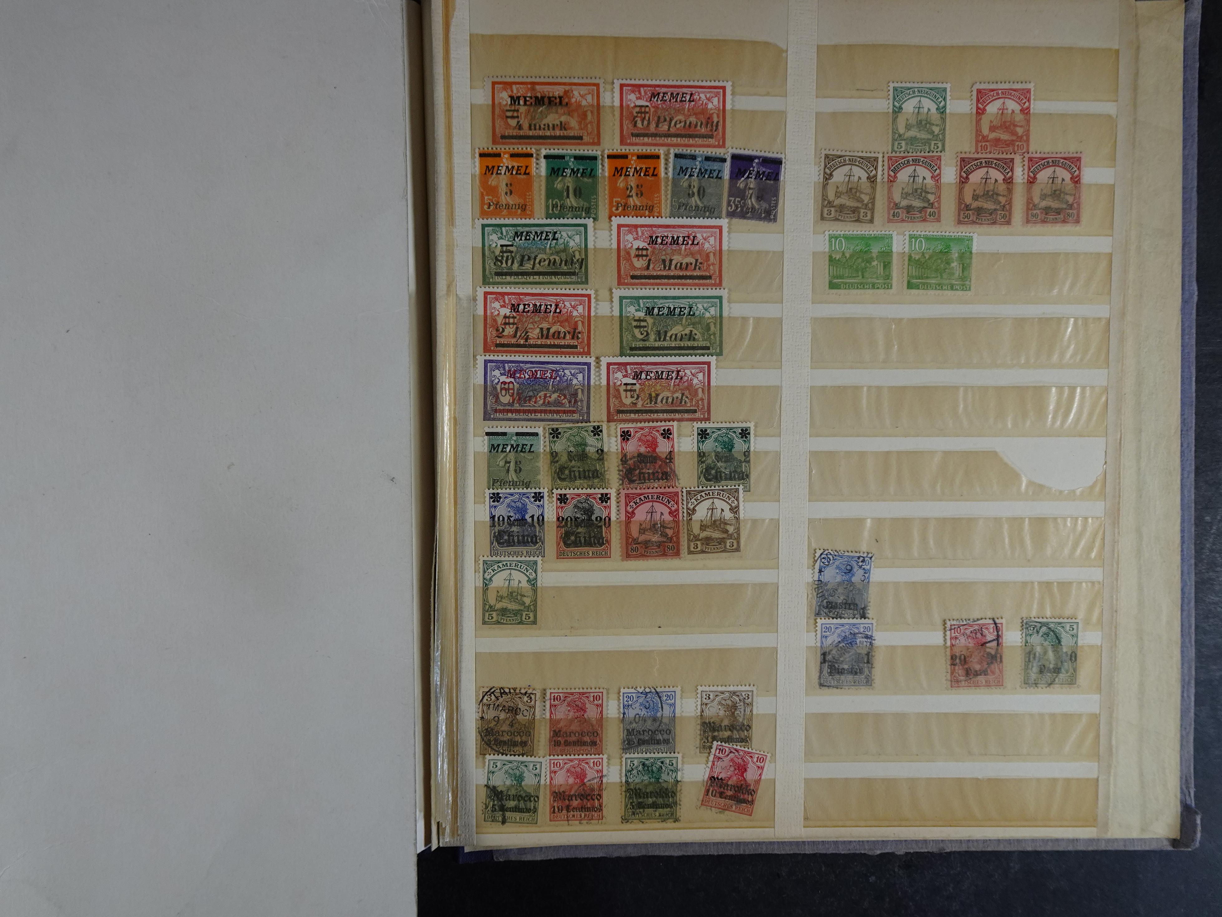 Kleine verzameling met leuke materiaal op insteekkaarten in klemband. Bevat ook iets andere gebieden. 17