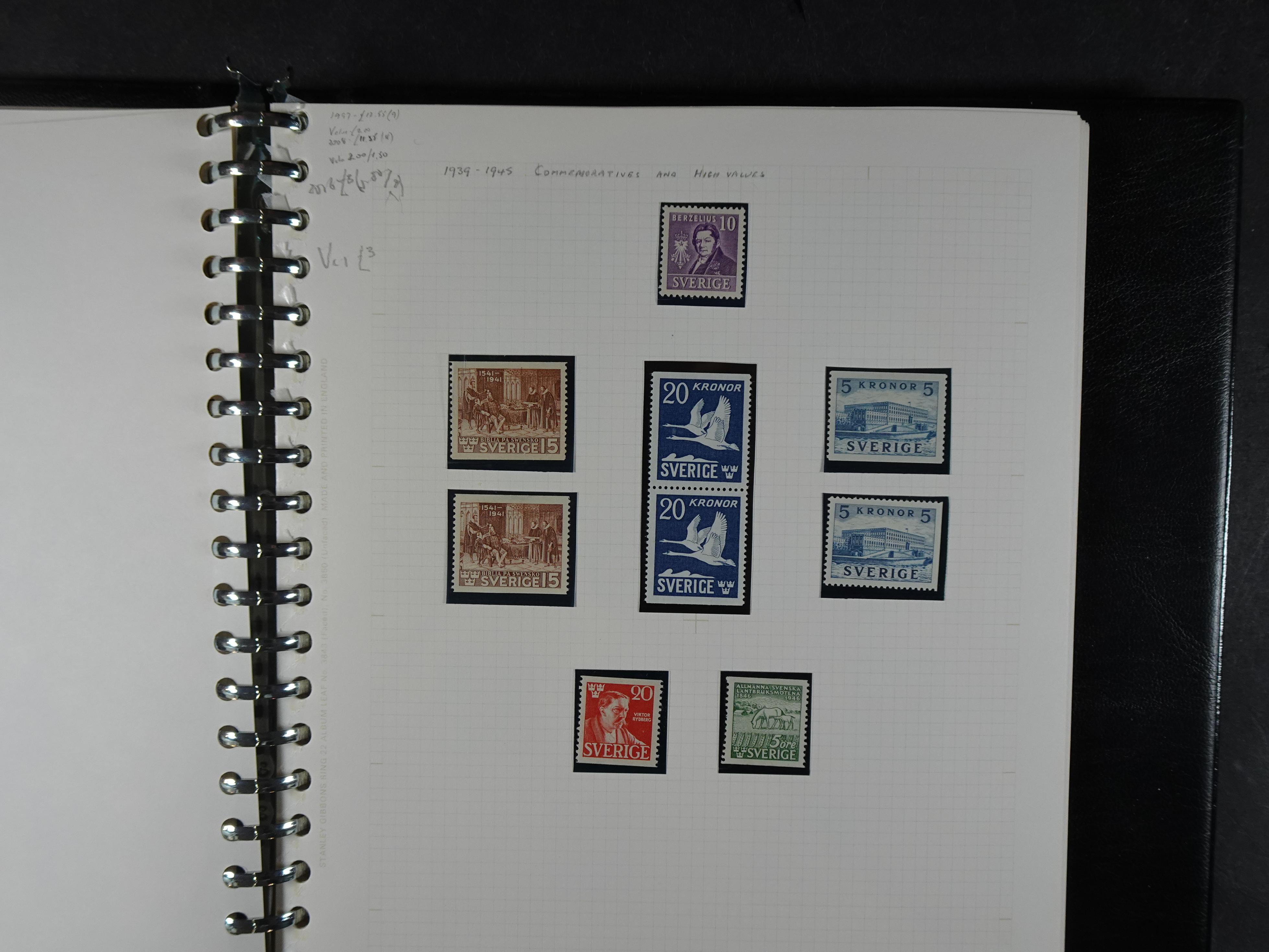 leuke verzameling. 1910-1971 op blanco albumbladen, bevat veel partijtjes.  7