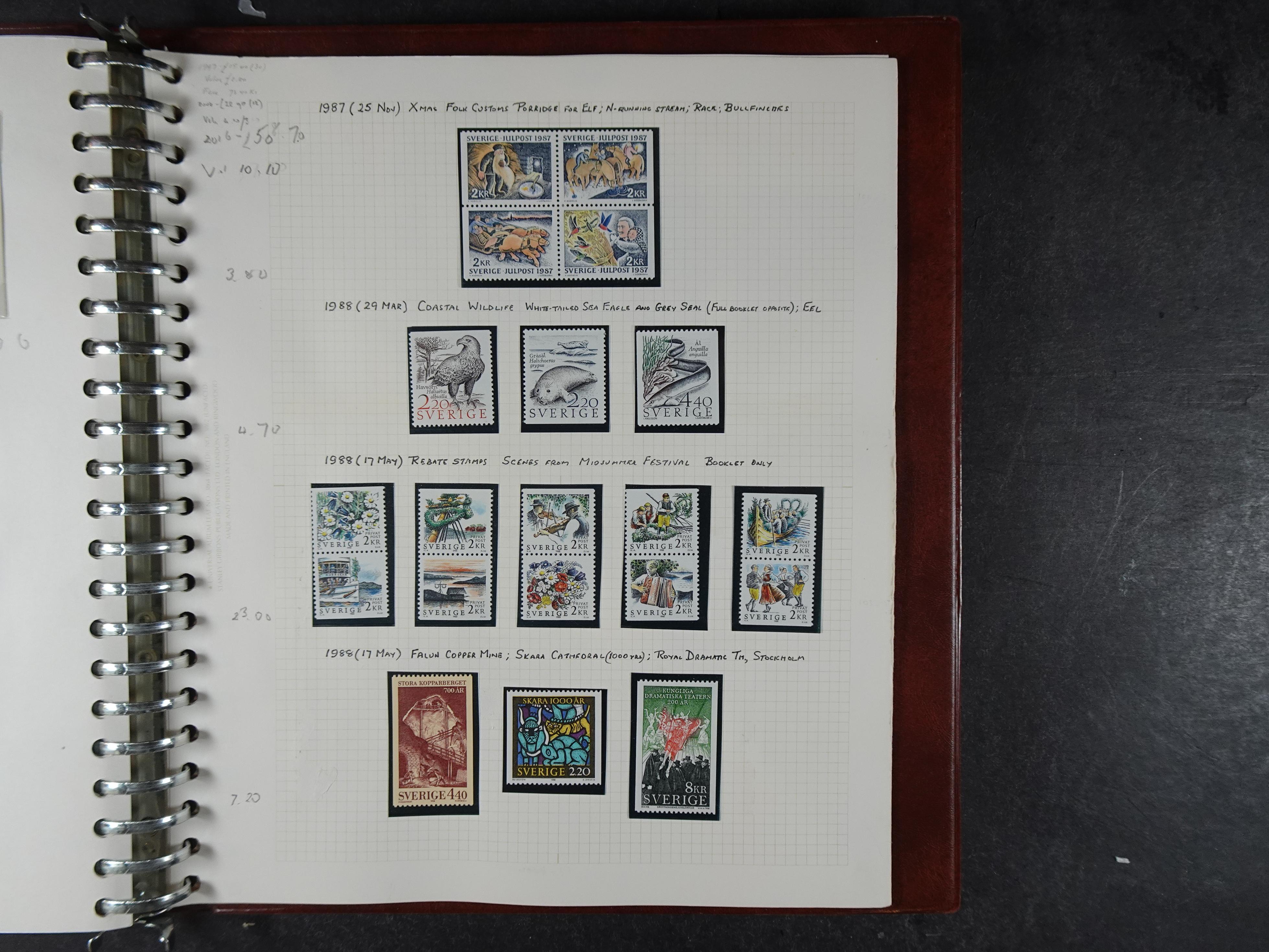 verzameling 1972-1991 op blauwe albumblaadjes. Bevat ook boekjes.
 54