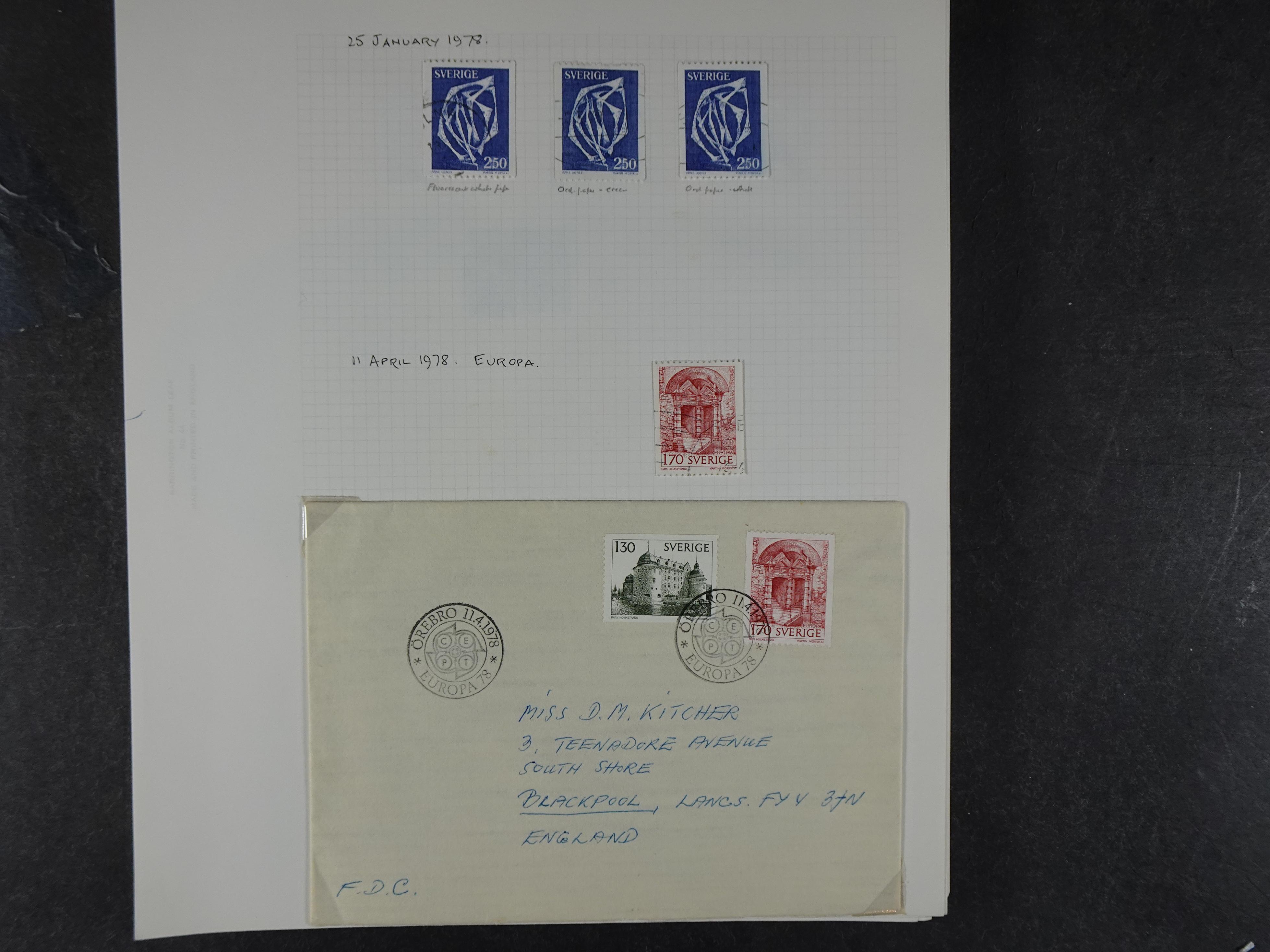 Verzameling met leuk klassiek op blanco albumblaadjes in 2 klembanden. 134