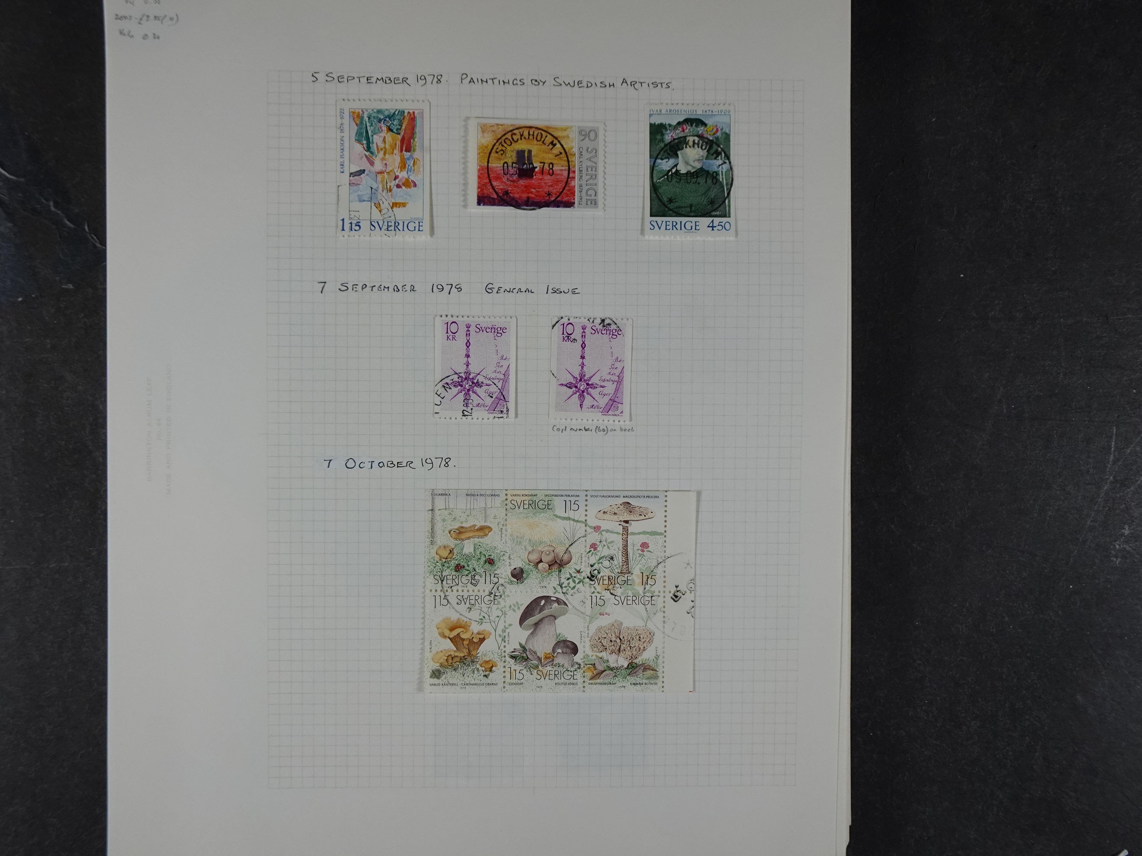 Verzameling met leuk klassiek op blanco albumblaadjes in 2 klembanden. 137