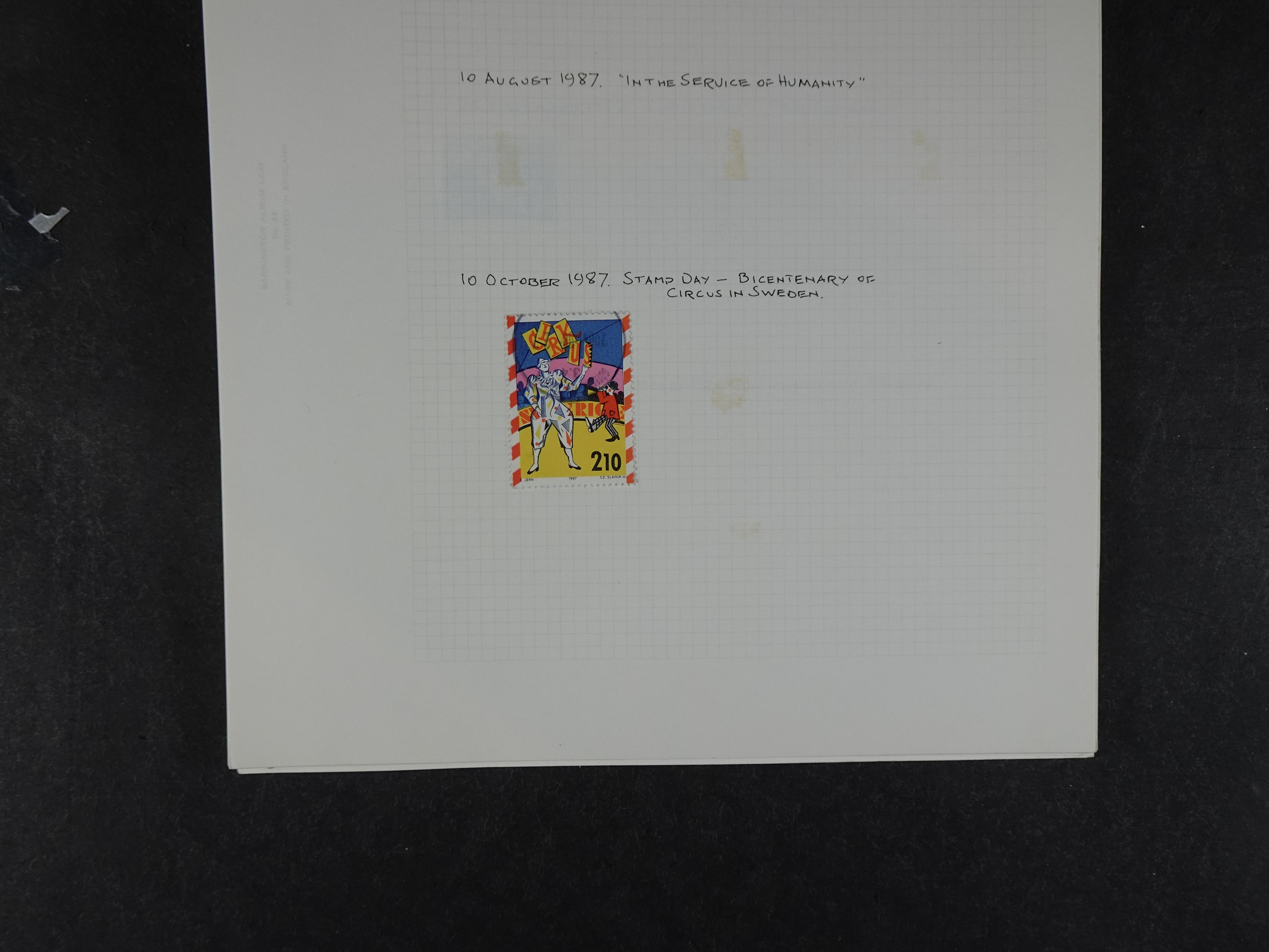 Verzameling met leuk klassiek op blanco albumblaadjes in 2 klembanden. 179