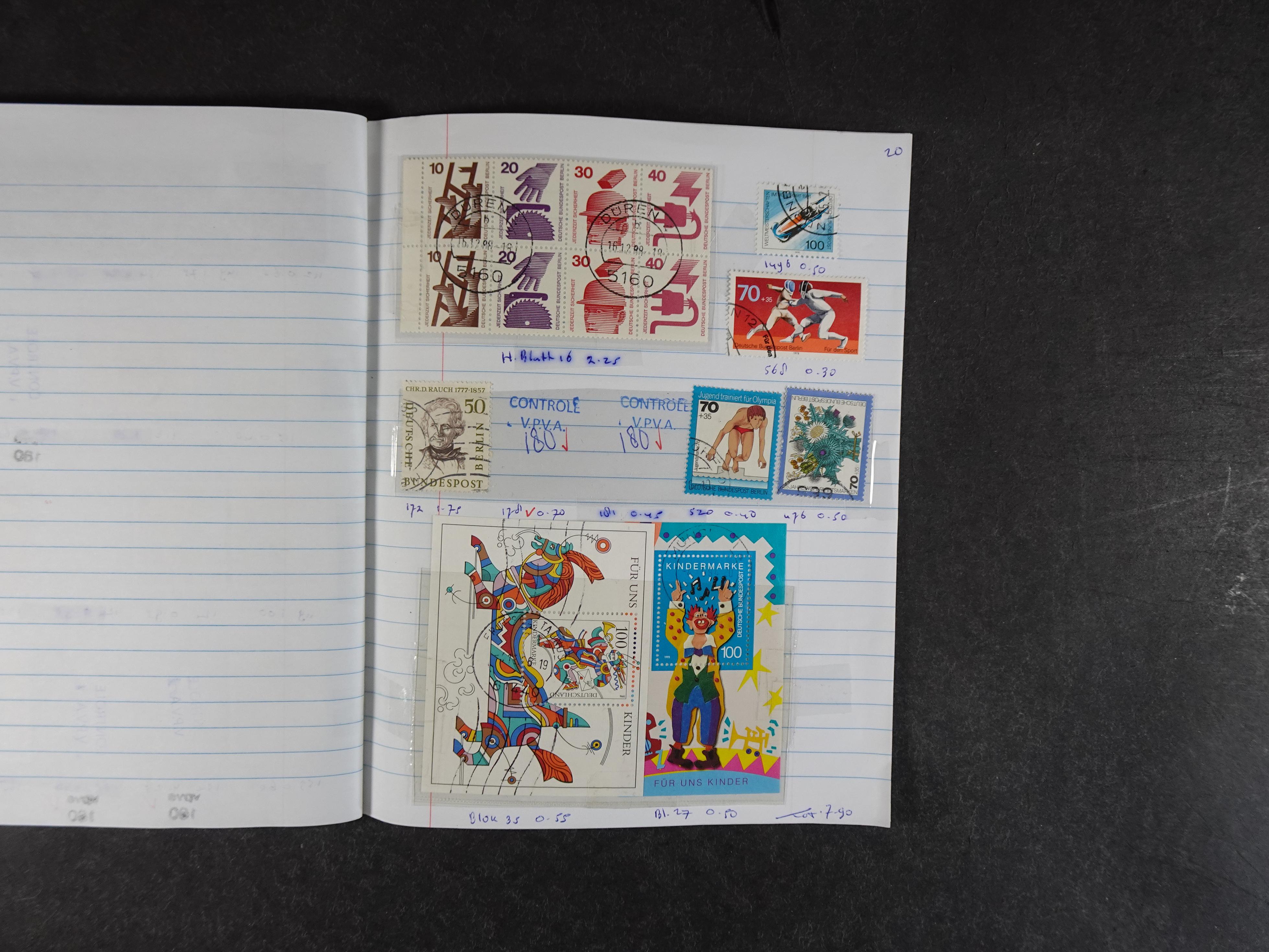 Mooie partij rondzendboekjes enorme restwaarde leuk voor weder verkoper.  235