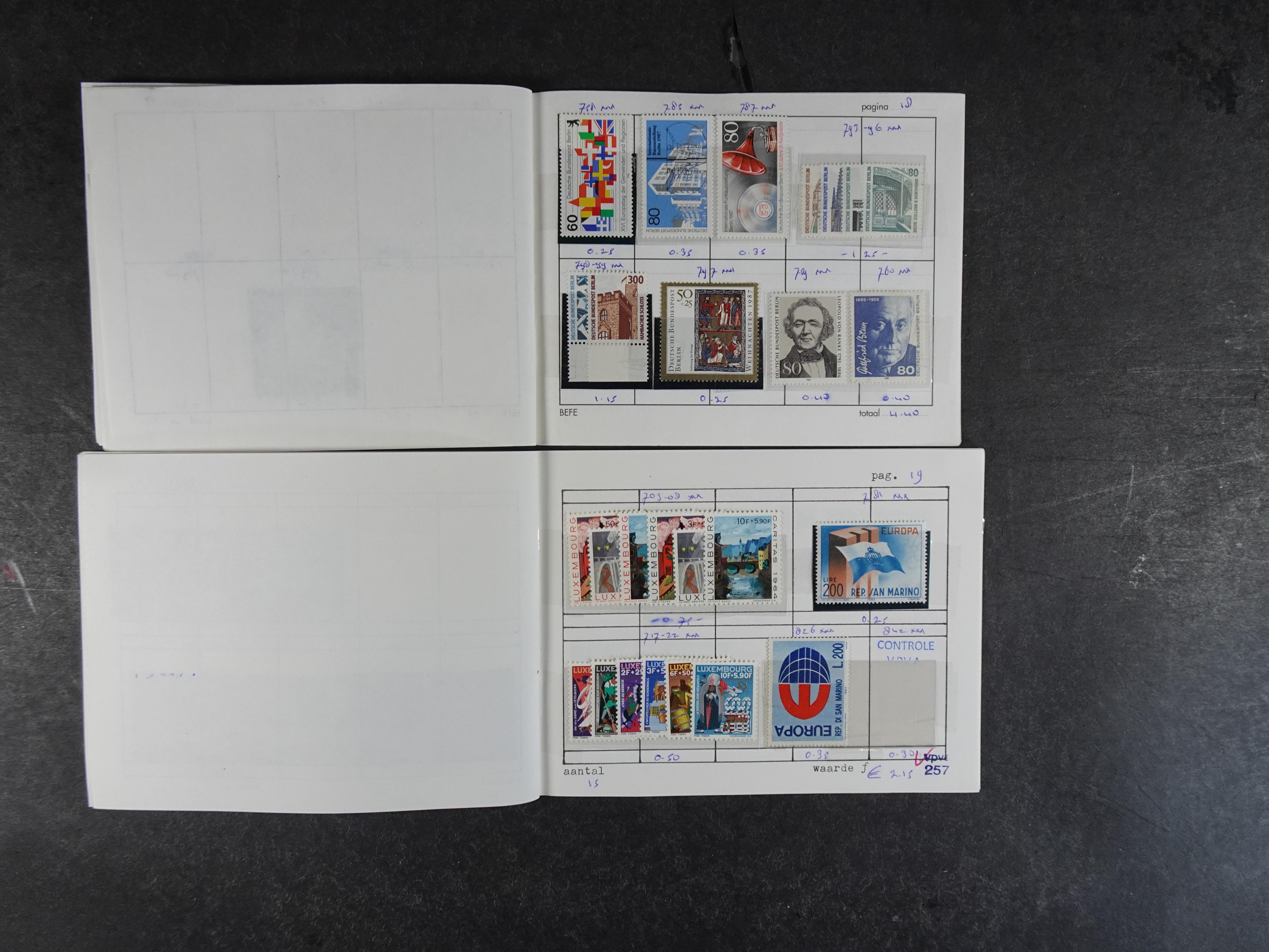 Mooie partij rondzendboekjes enorme restwaarde leuk voor weder verkoper.  591