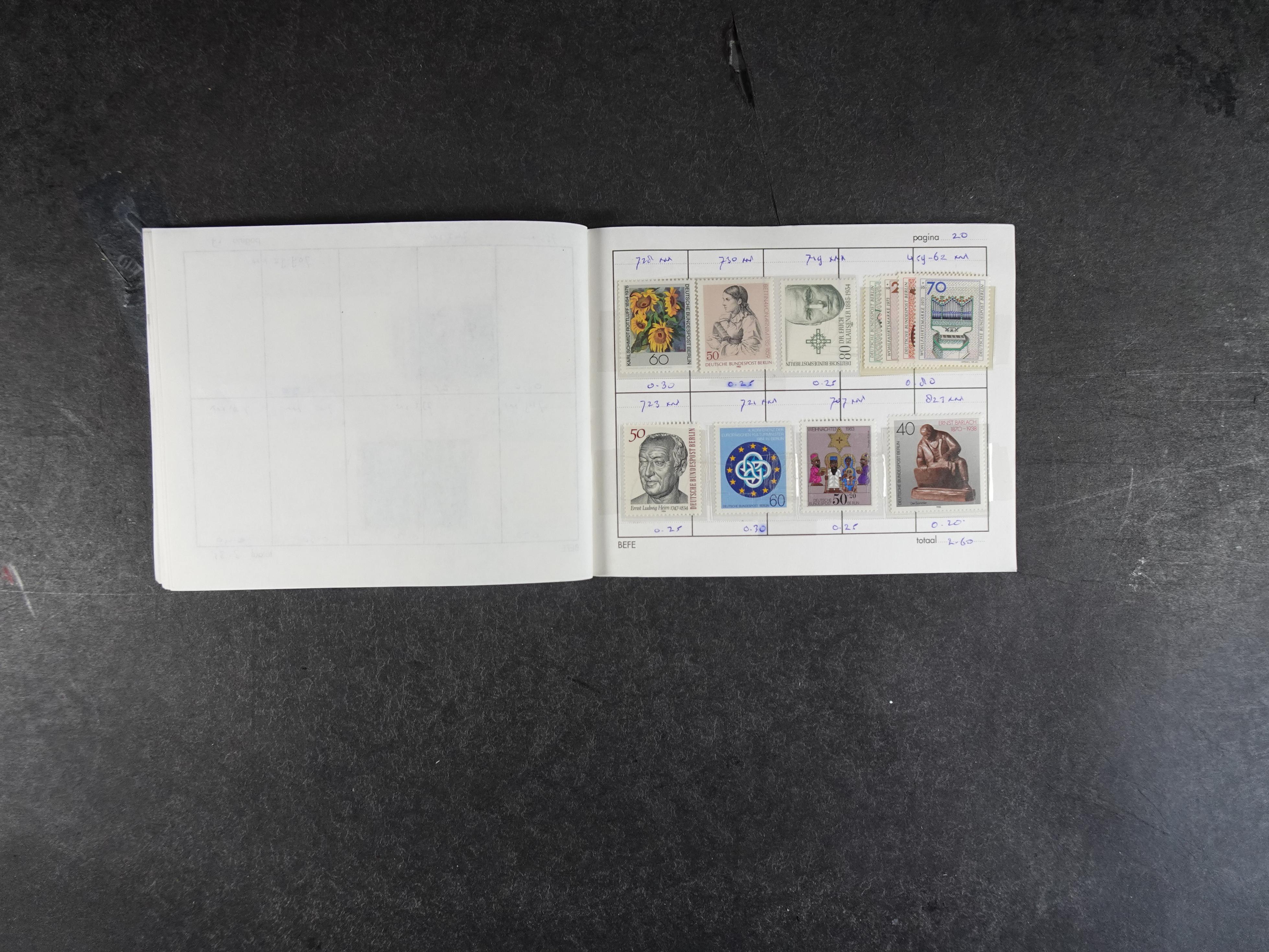 Mooie partij rondzendboekjes enorme restwaarde leuk voor weder verkoper.  595