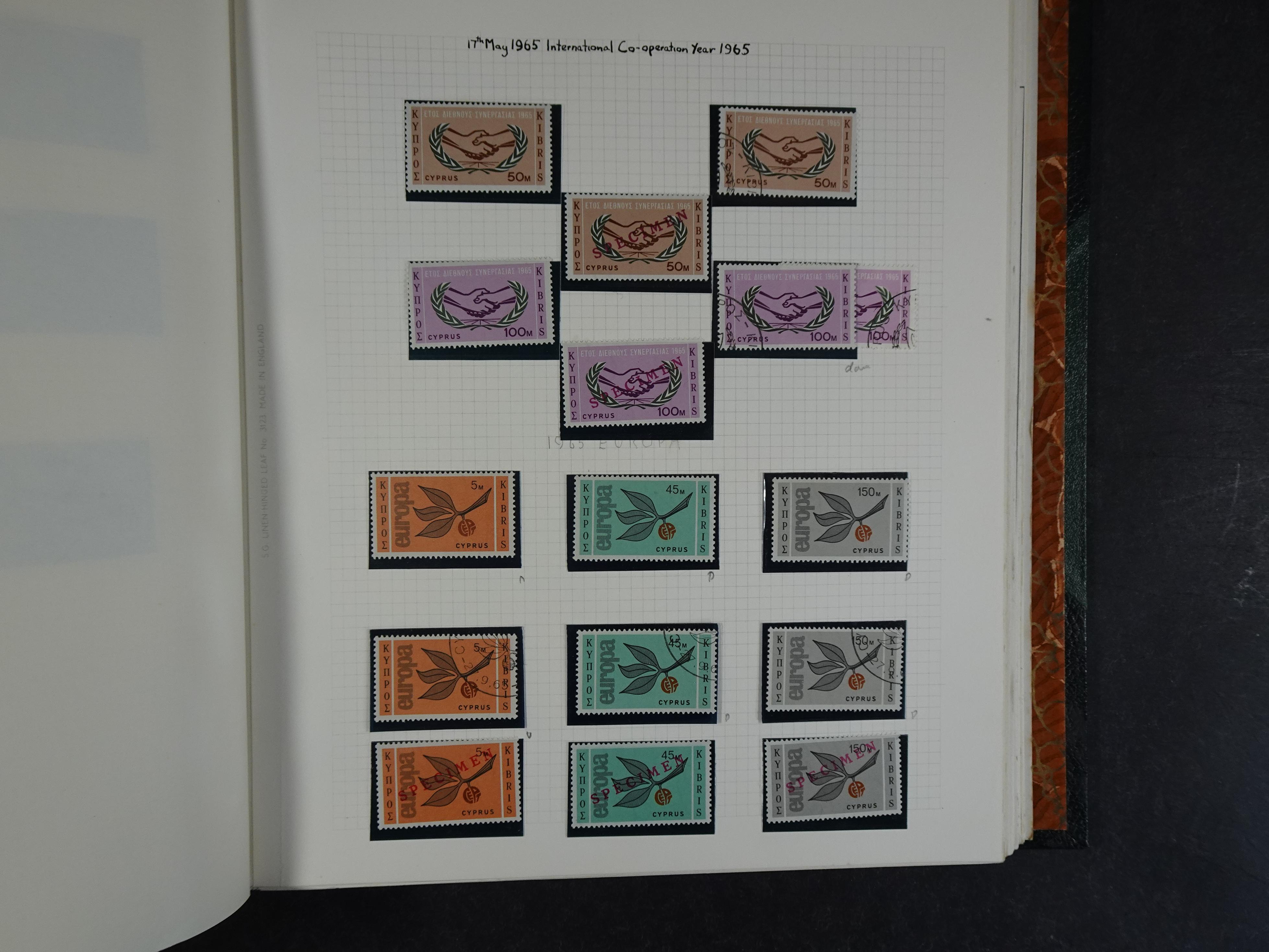 Prachtig en zeer uitgebreid collecte, waarbij dubbel verzameling. Tevens specimen, plaatfouten, boekjes, watermerken op blauwe albumbladeren.  74