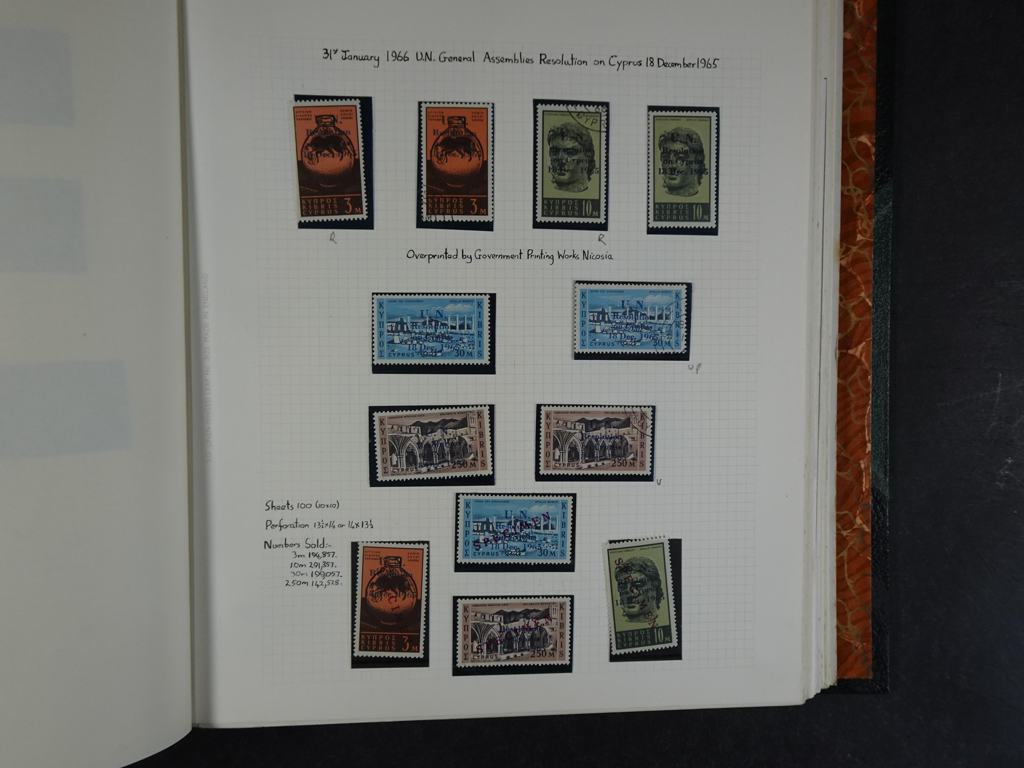 Prachtig en zeer uitgebreid collecte, waarbij dubbel verzameling. Tevens specimen, plaatfouten, boekjes, watermerken op blauwe albumbladeren.  76