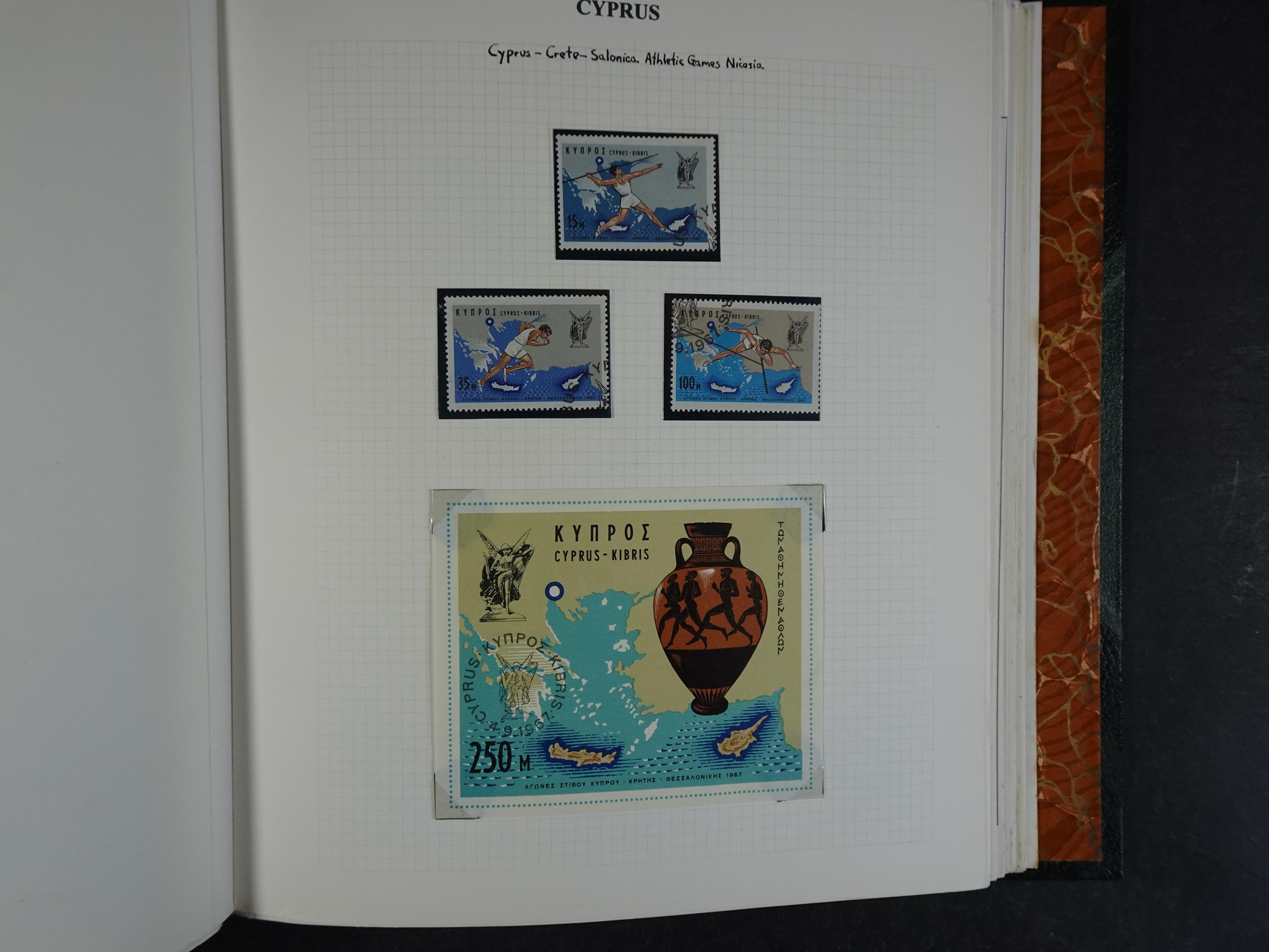 Prachtig en zeer uitgebreid collecte, waarbij dubbel verzameling. Tevens specimen, plaatfouten, boekjes, watermerken op blauwe albumbladeren.  89