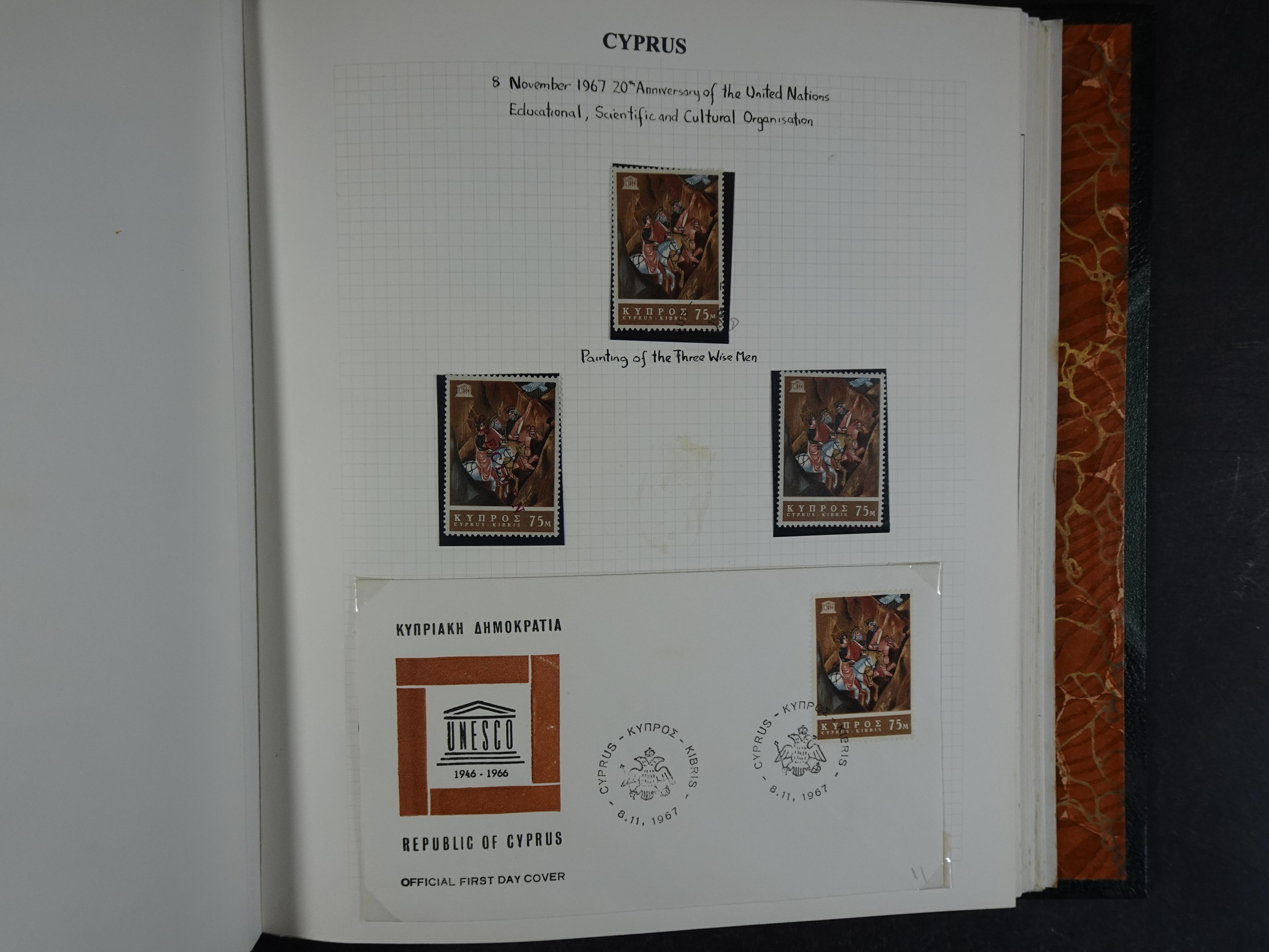 Prachtig en zeer uitgebreid collecte, waarbij dubbel verzameling. Tevens specimen, plaatfouten, boekjes, watermerken op blauwe albumbladeren.  94