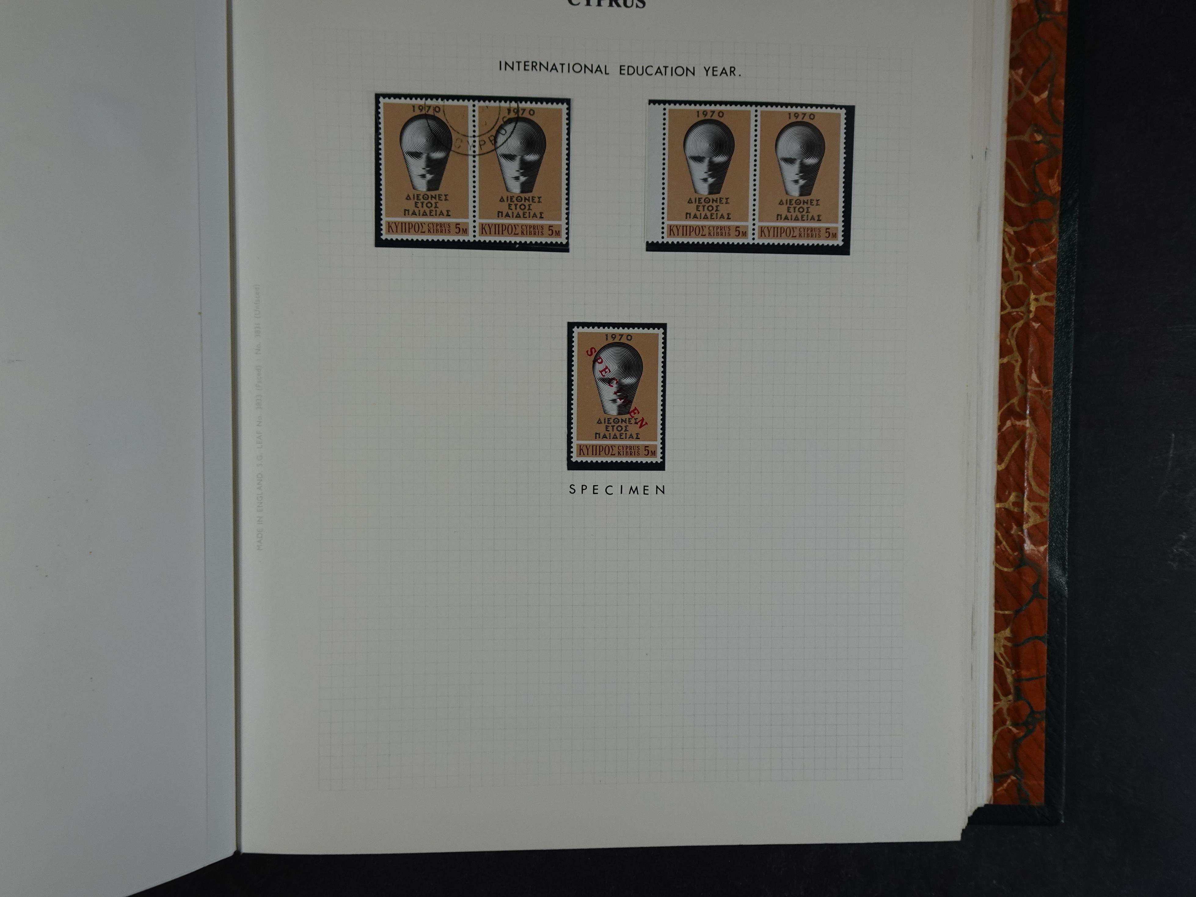 Prachtig en zeer uitgebreid collecte, waarbij dubbel verzameling. Tevens specimen, plaatfouten, boekjes, watermerken op blauwe albumbladeren.  157