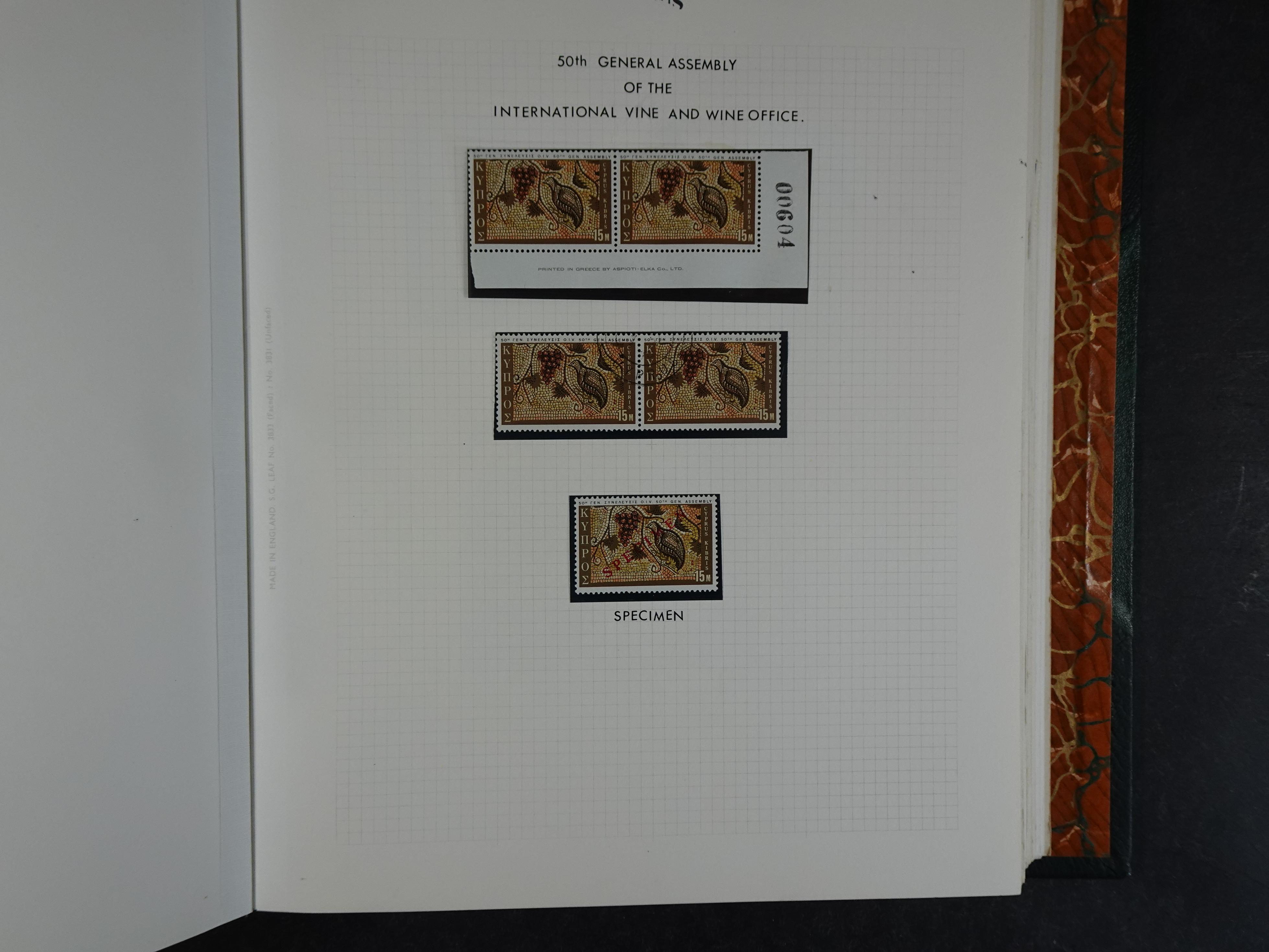 Prachtig en zeer uitgebreid collecte, waarbij dubbel verzameling. Tevens specimen, plaatfouten, boekjes, watermerken op blauwe albumbladeren.  160