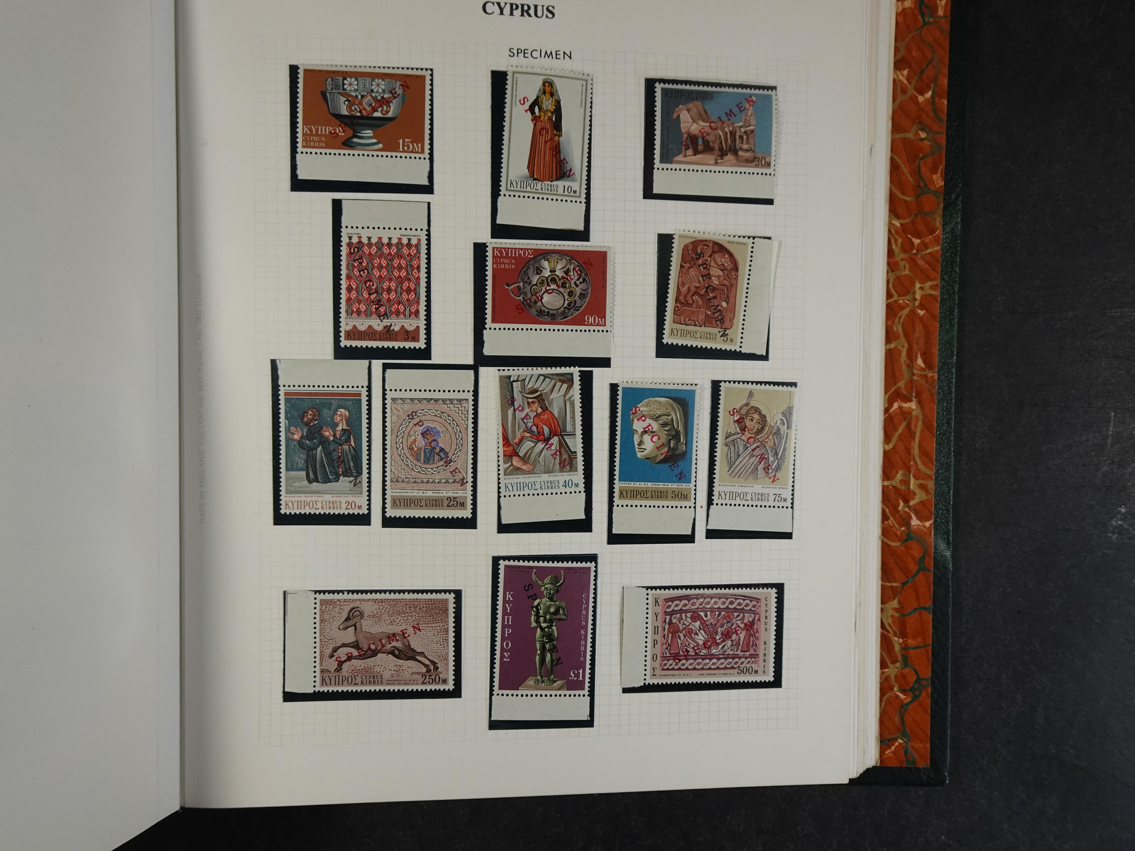 Prachtig en zeer uitgebreid collecte, waarbij dubbel verzameling. Tevens specimen, plaatfouten, boekjes, watermerken op blauwe albumbladeren.  169