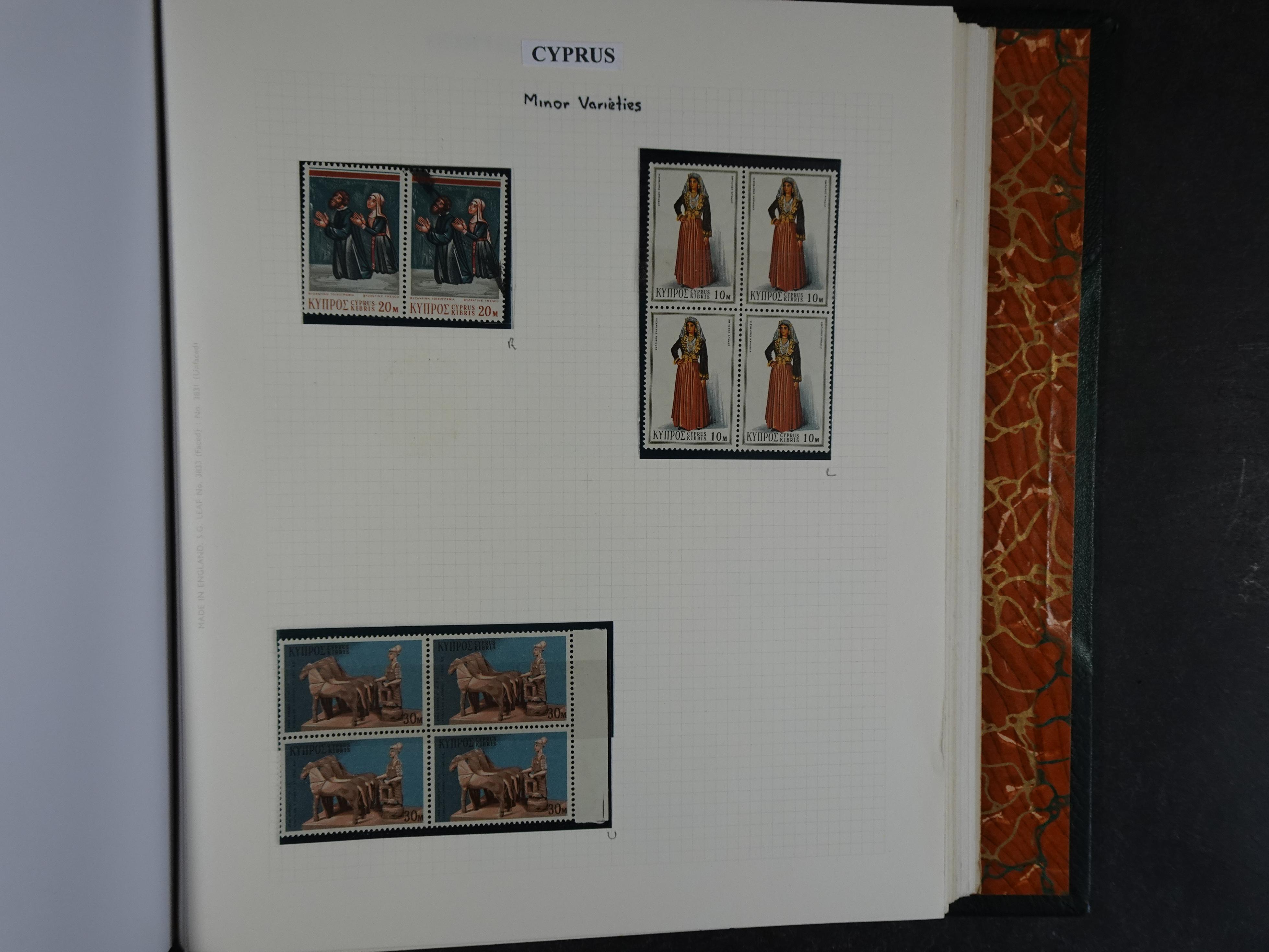 Prachtig en zeer uitgebreid collecte, waarbij dubbel verzameling. Tevens specimen, plaatfouten, boekjes, watermerken op blauwe albumbladeren.  172