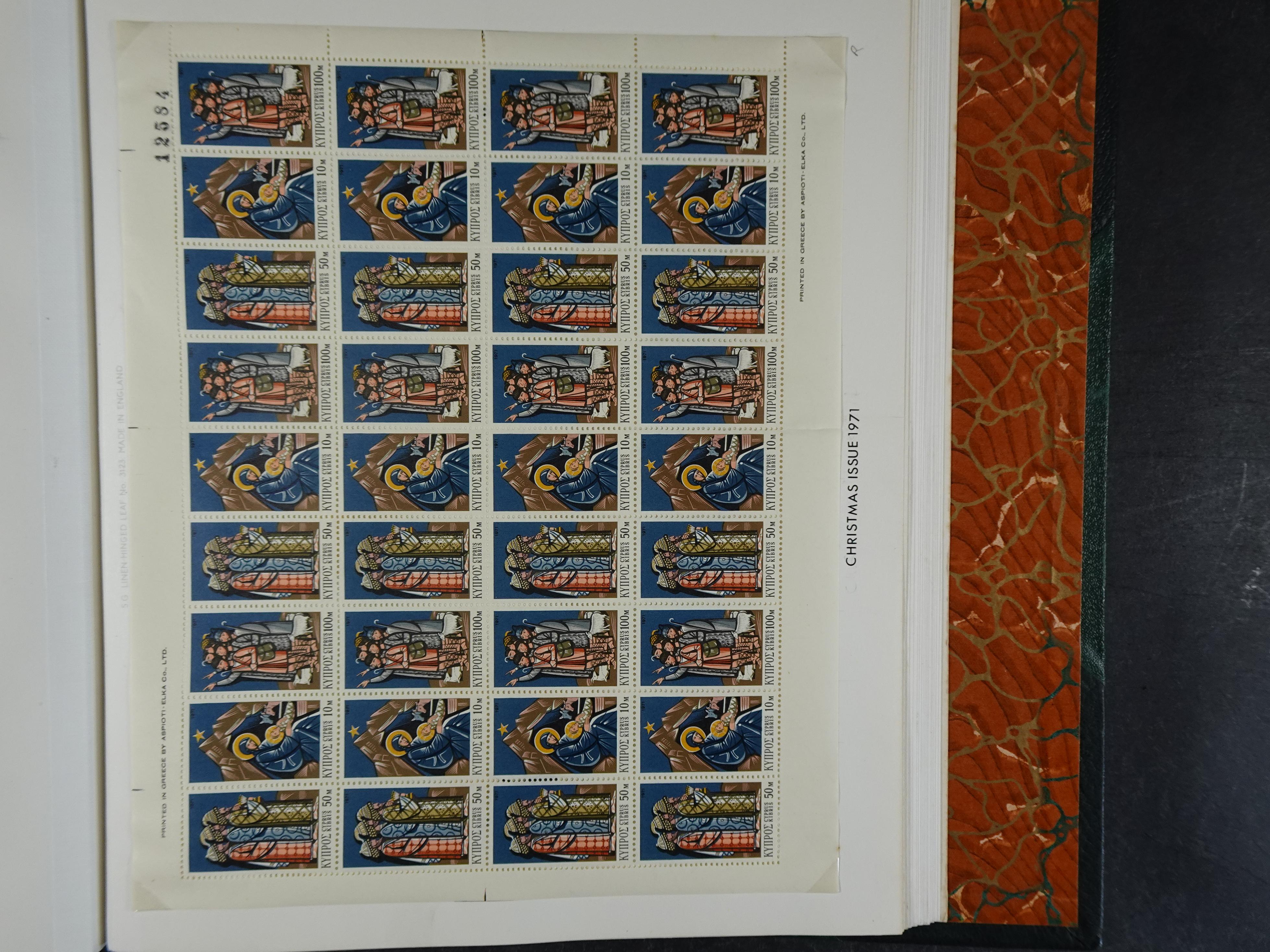 Prachtig en zeer uitgebreid collecte, waarbij dubbel verzameling. Tevens specimen, plaatfouten, boekjes, watermerken op blauwe albumbladeren.  184