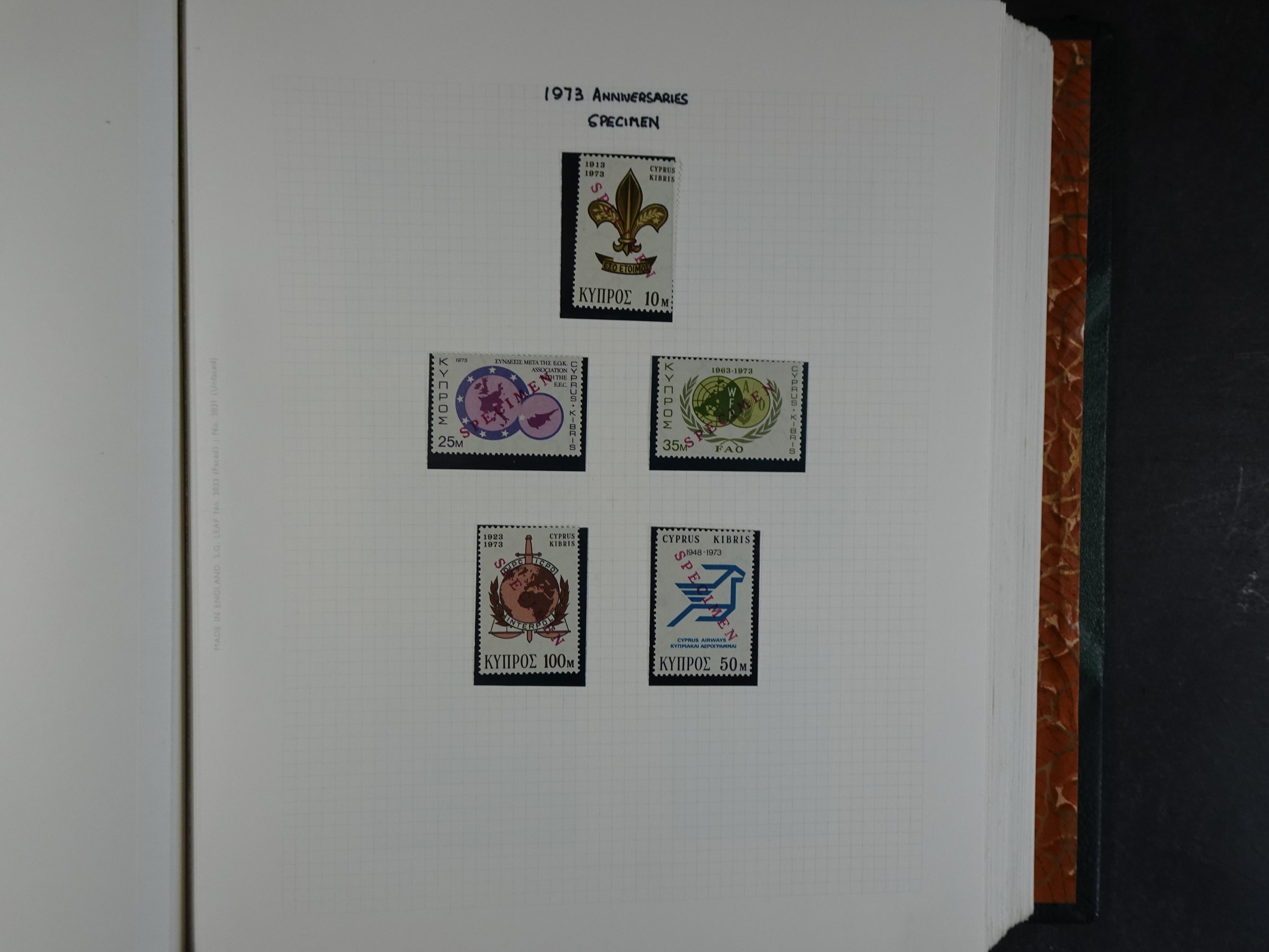 Prachtig en zeer uitgebreid collecte, waarbij dubbel verzameling. Tevens specimen, plaatfouten, boekjes, watermerken op blauwe albumbladeren.  209