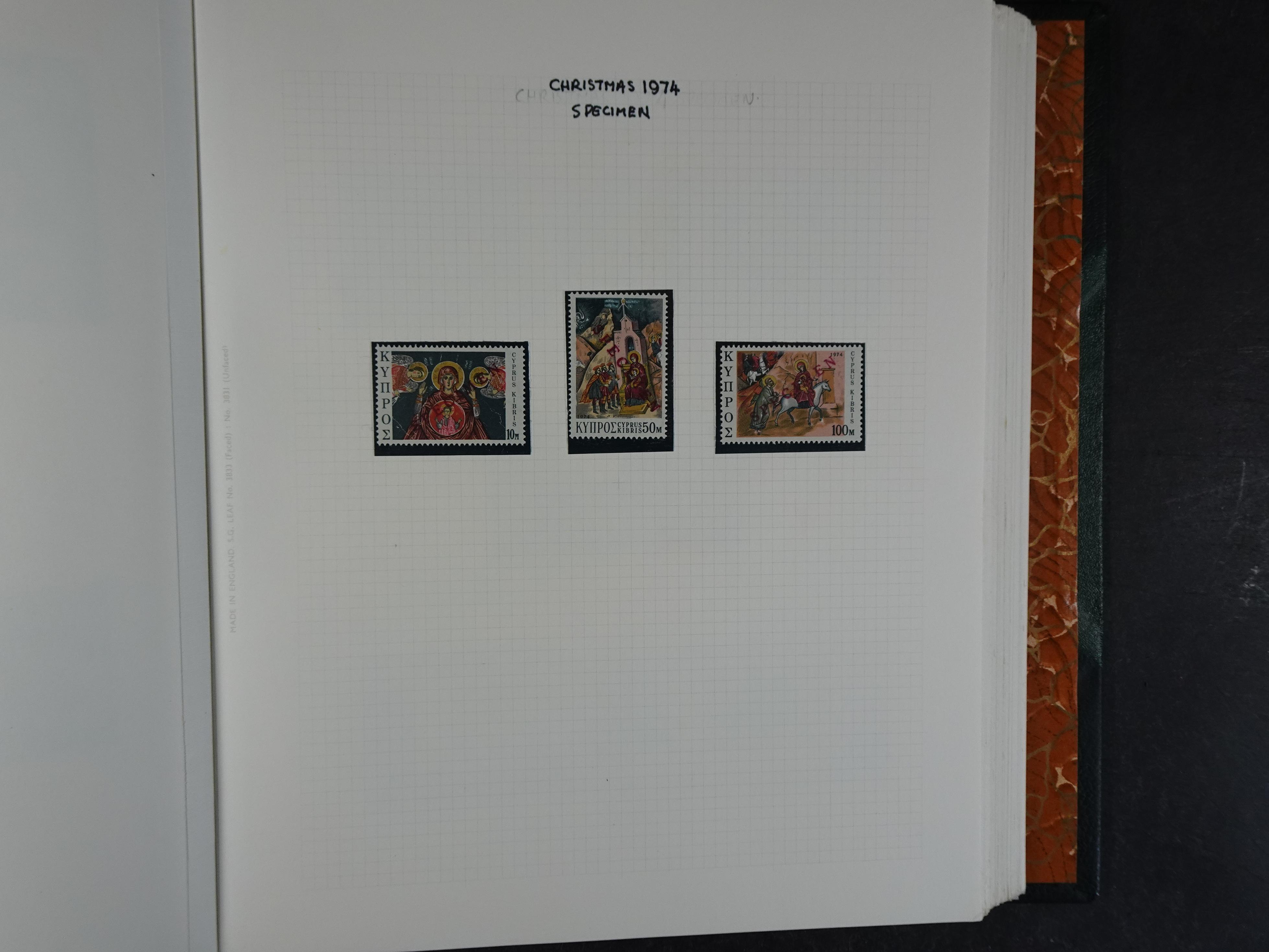 Prachtig en zeer uitgebreid collecte, waarbij dubbel verzameling. Tevens specimen, plaatfouten, boekjes, watermerken op blauwe albumbladeren.  228