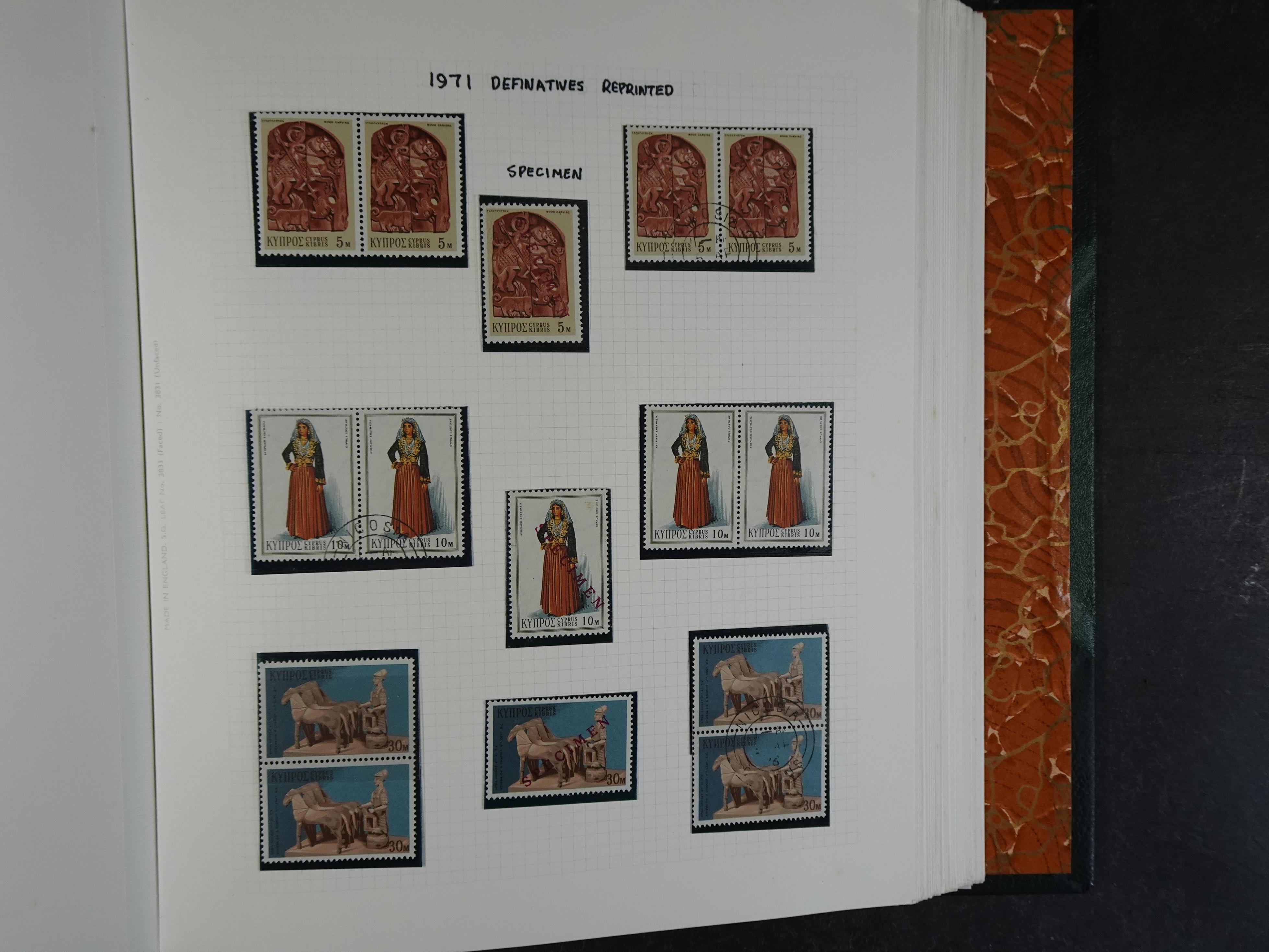 Prachtig en zeer uitgebreid collecte, waarbij dubbel verzameling. Tevens specimen, plaatfouten, boekjes, watermerken op blauwe albumbladeren.  241