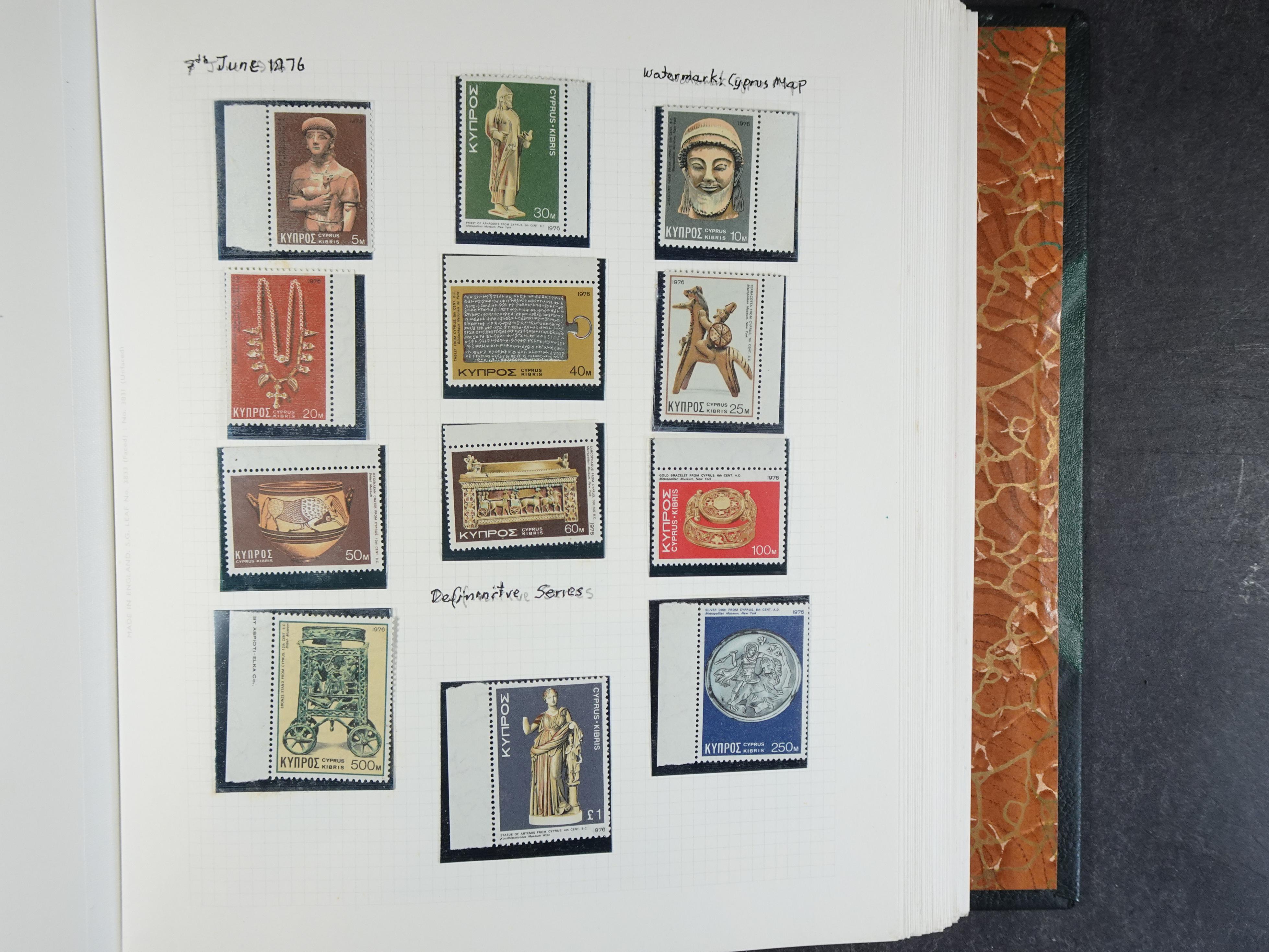 Prachtig en zeer uitgebreid collecte, waarbij dubbel verzameling. Tevens specimen, plaatfouten, boekjes, watermerken op blauwe albumbladeren.  243