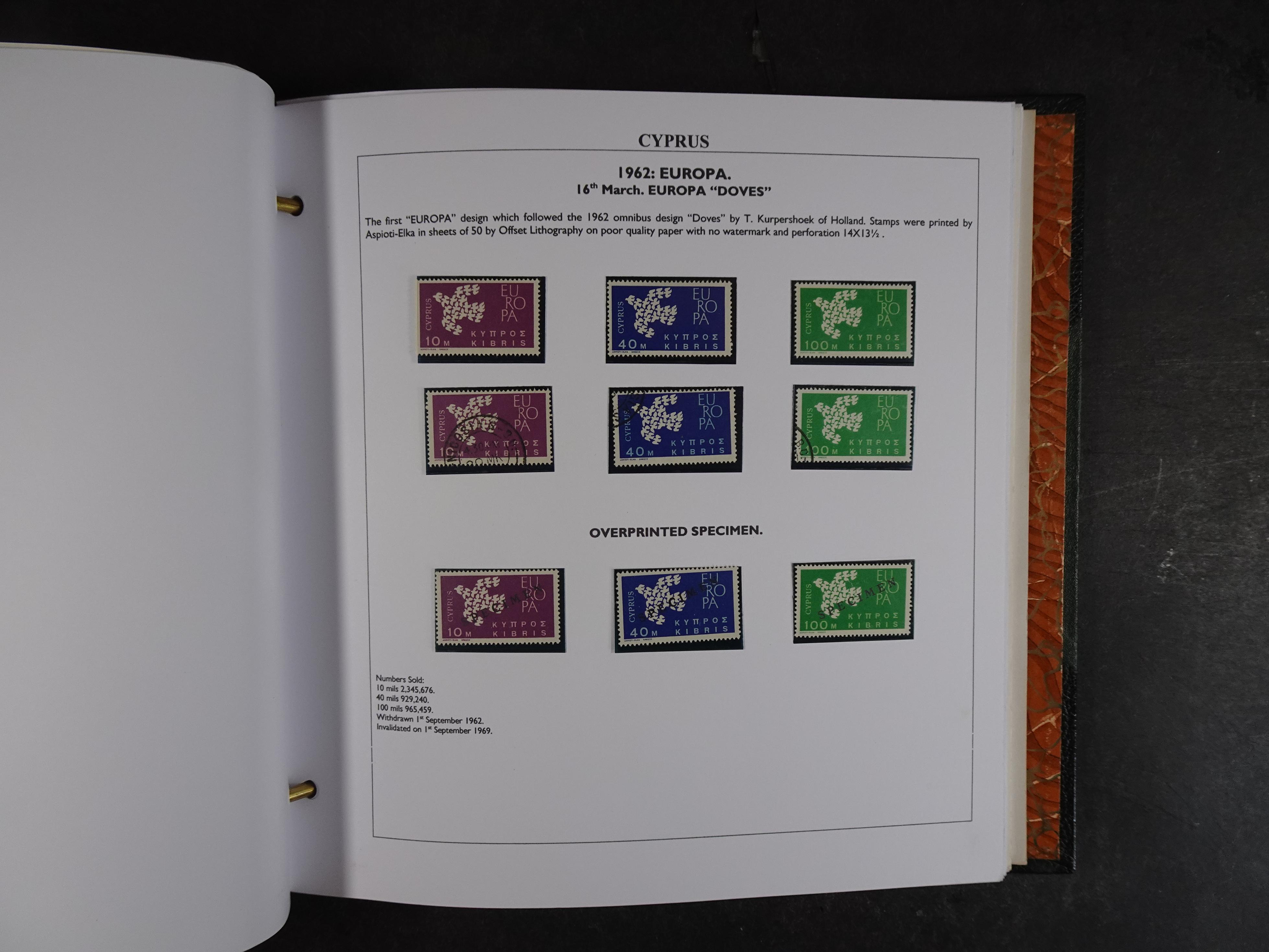 Prachtig en zeer uitgebreid collecte, waarbij dubbel verzameling. Tevens specimen, plaatfouten, boekjes, watermerken op blauwe albumbladeren.  260