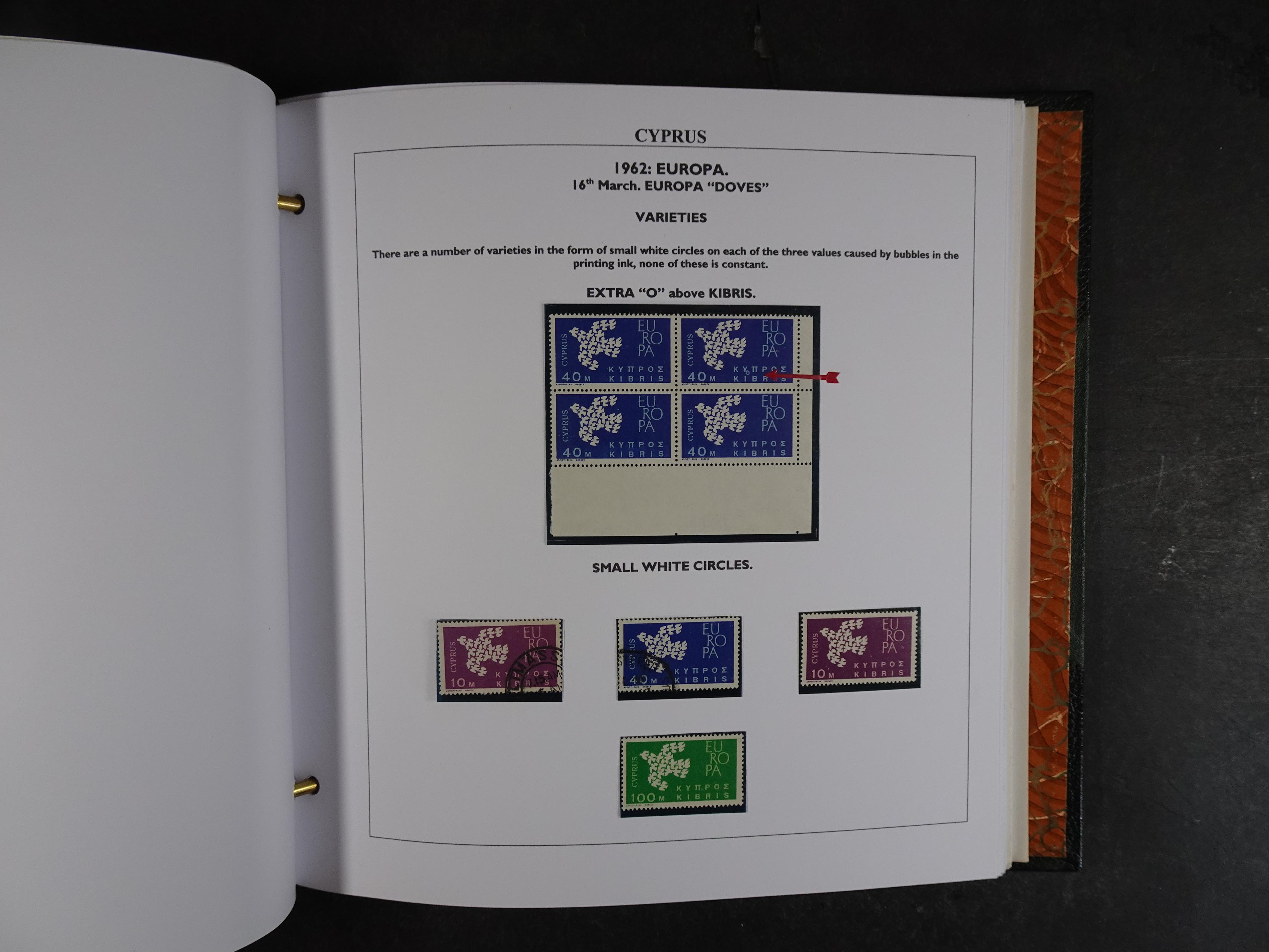 Prachtig en zeer uitgebreid collecte, waarbij dubbel verzameling. Tevens specimen, plaatfouten, boekjes, watermerken op blauwe albumbladeren.  262