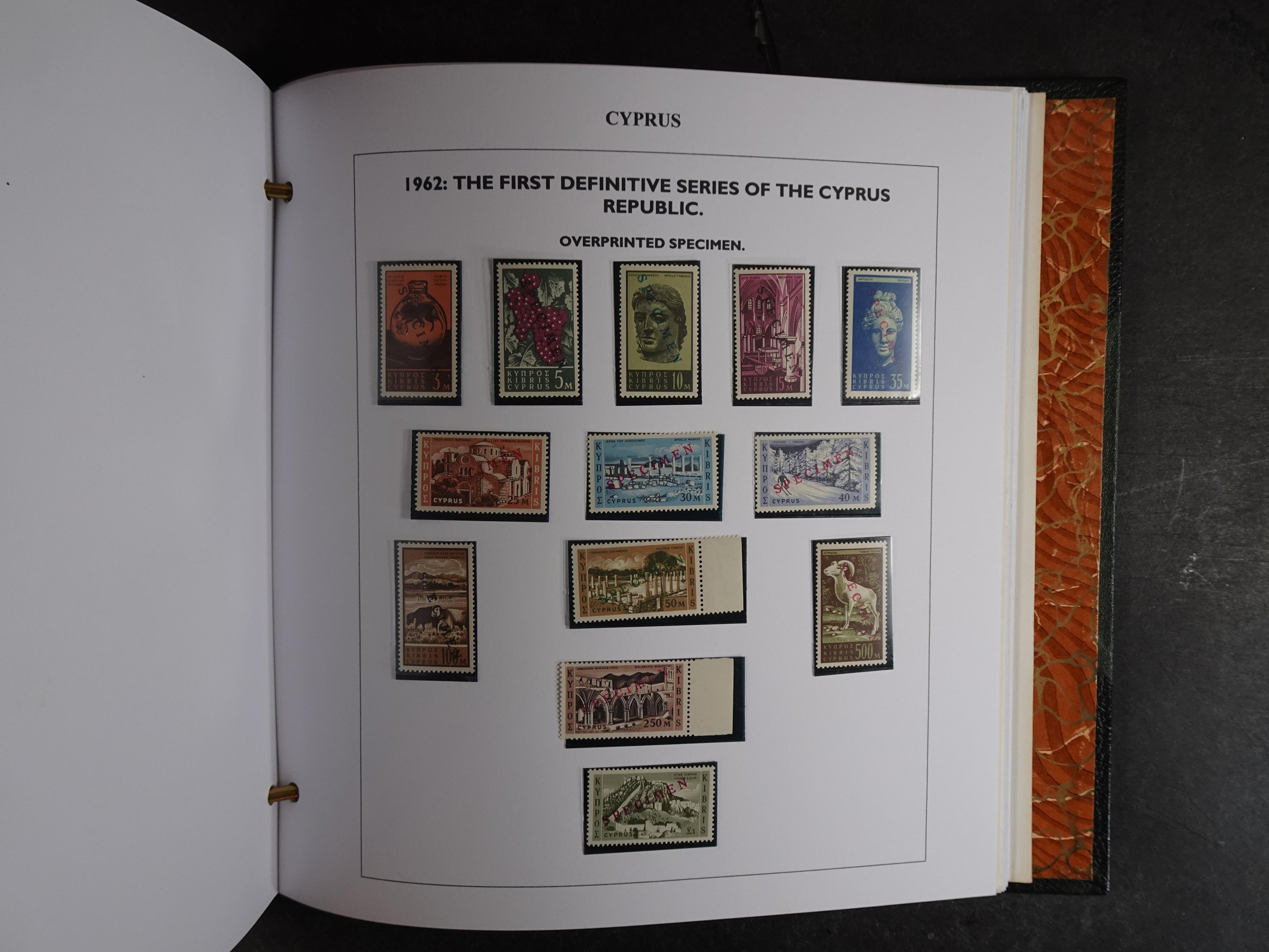 Prachtig en zeer uitgebreid collecte, waarbij dubbel verzameling. Tevens specimen, plaatfouten, boekjes, watermerken op blauwe albumbladeren.  273