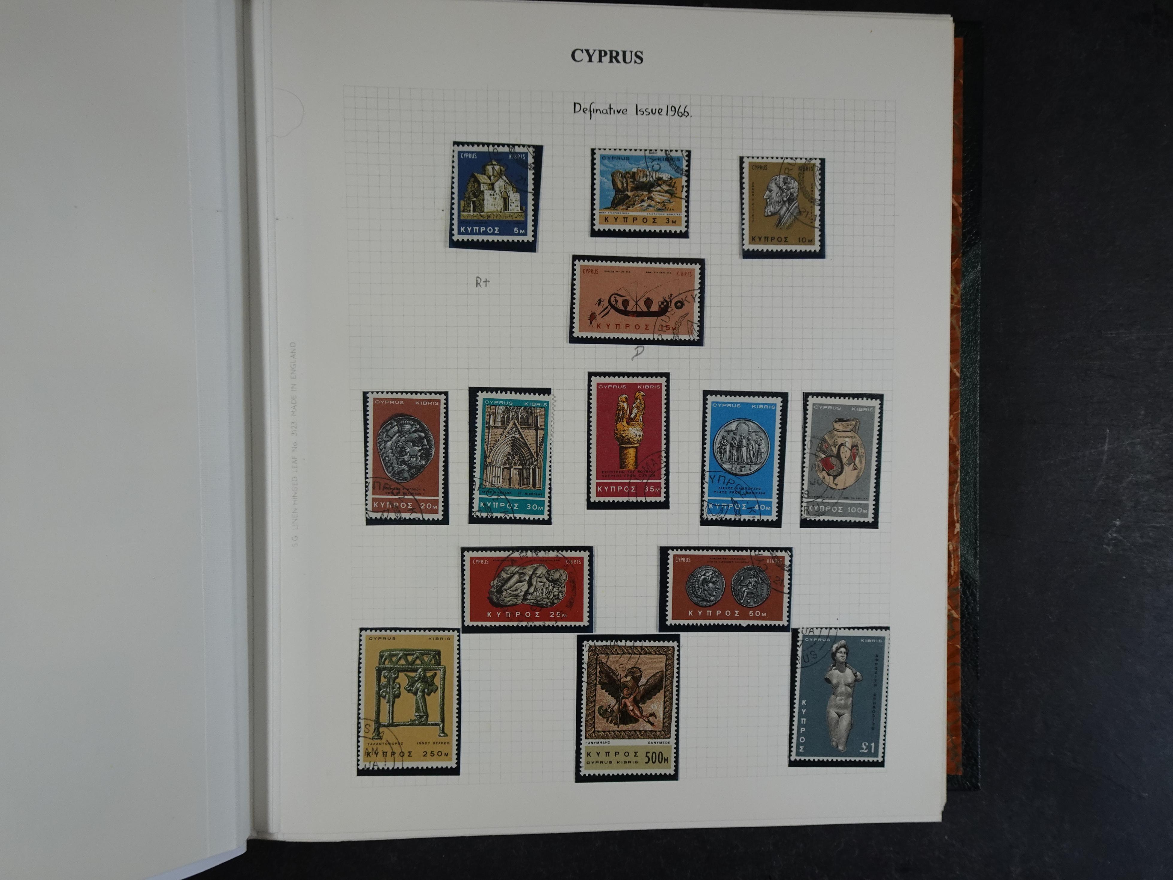 Prachtig en zeer uitgebreid collecte, waarbij dubbel verzameling. Tevens specimen, plaatfouten, boekjes, watermerken op blauwe albumbladeren.  294