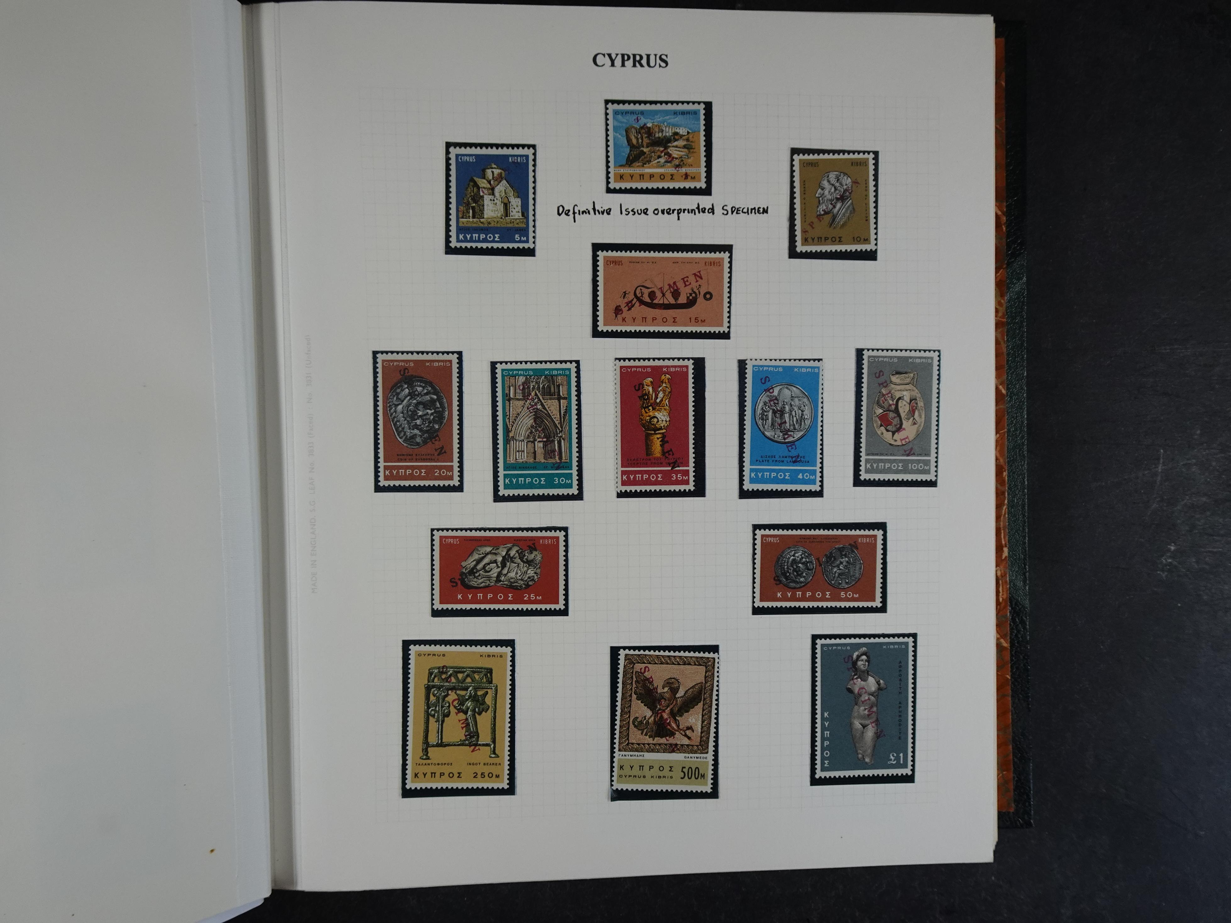 Prachtig en zeer uitgebreid collecte, waarbij dubbel verzameling. Tevens specimen, plaatfouten, boekjes, watermerken op blauwe albumbladeren.  295