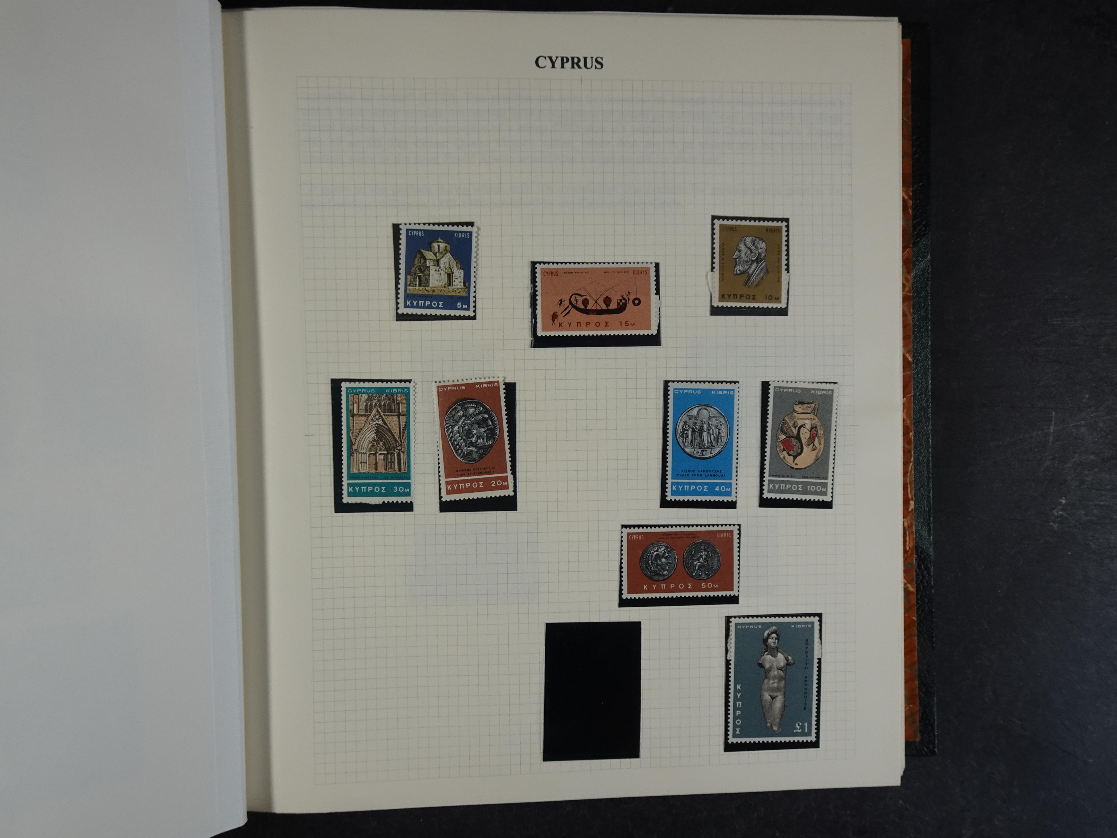 Prachtig en zeer uitgebreid collecte, waarbij dubbel verzameling. Tevens specimen, plaatfouten, boekjes, watermerken op blauwe albumbladeren.  296