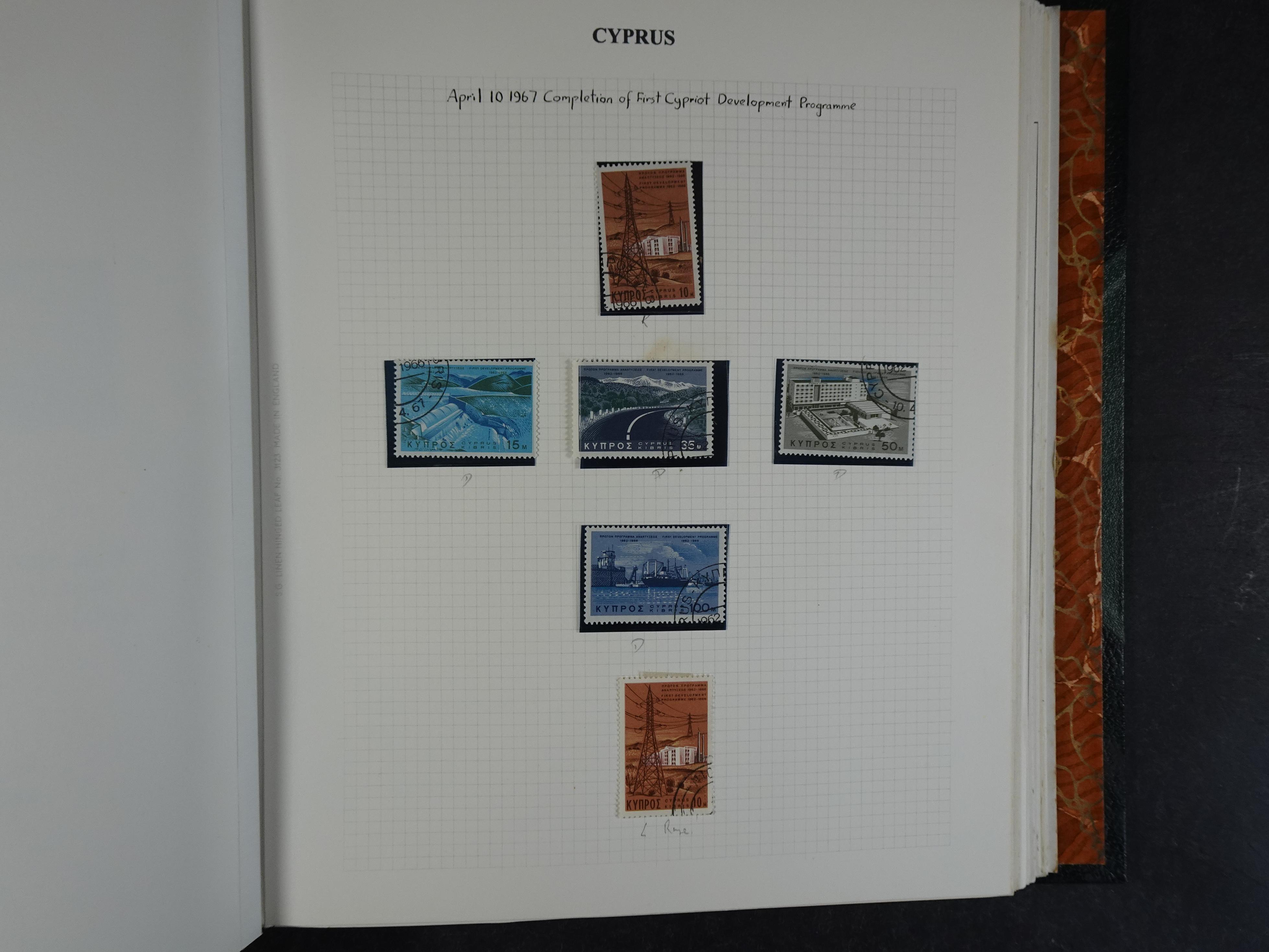 Prachtig en zeer uitgebreid collecte, waarbij dubbel verzameling. Tevens specimen, plaatfouten, boekjes, watermerken op blauwe albumbladeren.  329