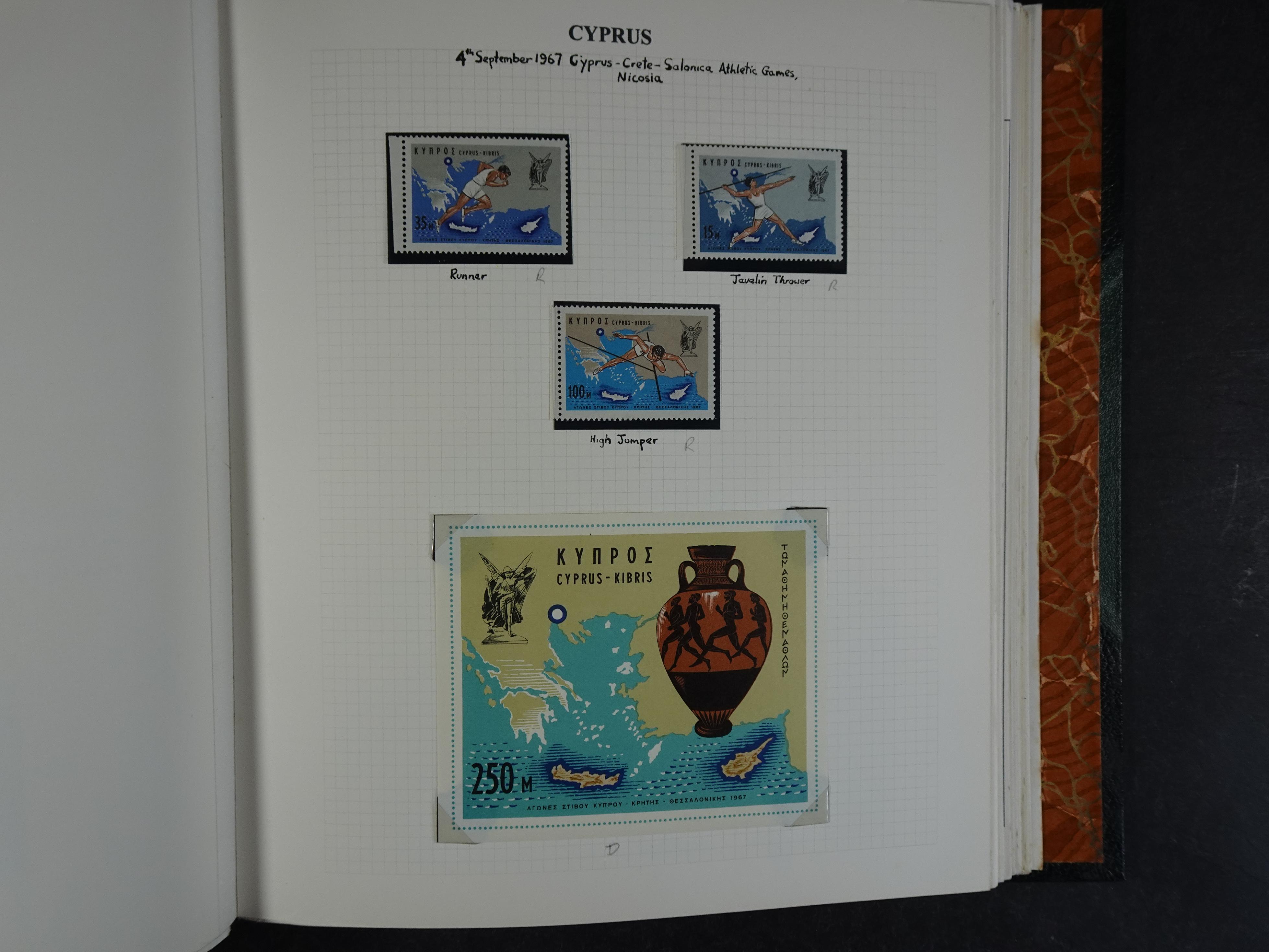 Prachtig en zeer uitgebreid collecte, waarbij dubbel verzameling. Tevens specimen, plaatfouten, boekjes, watermerken op blauwe albumbladeren.  335