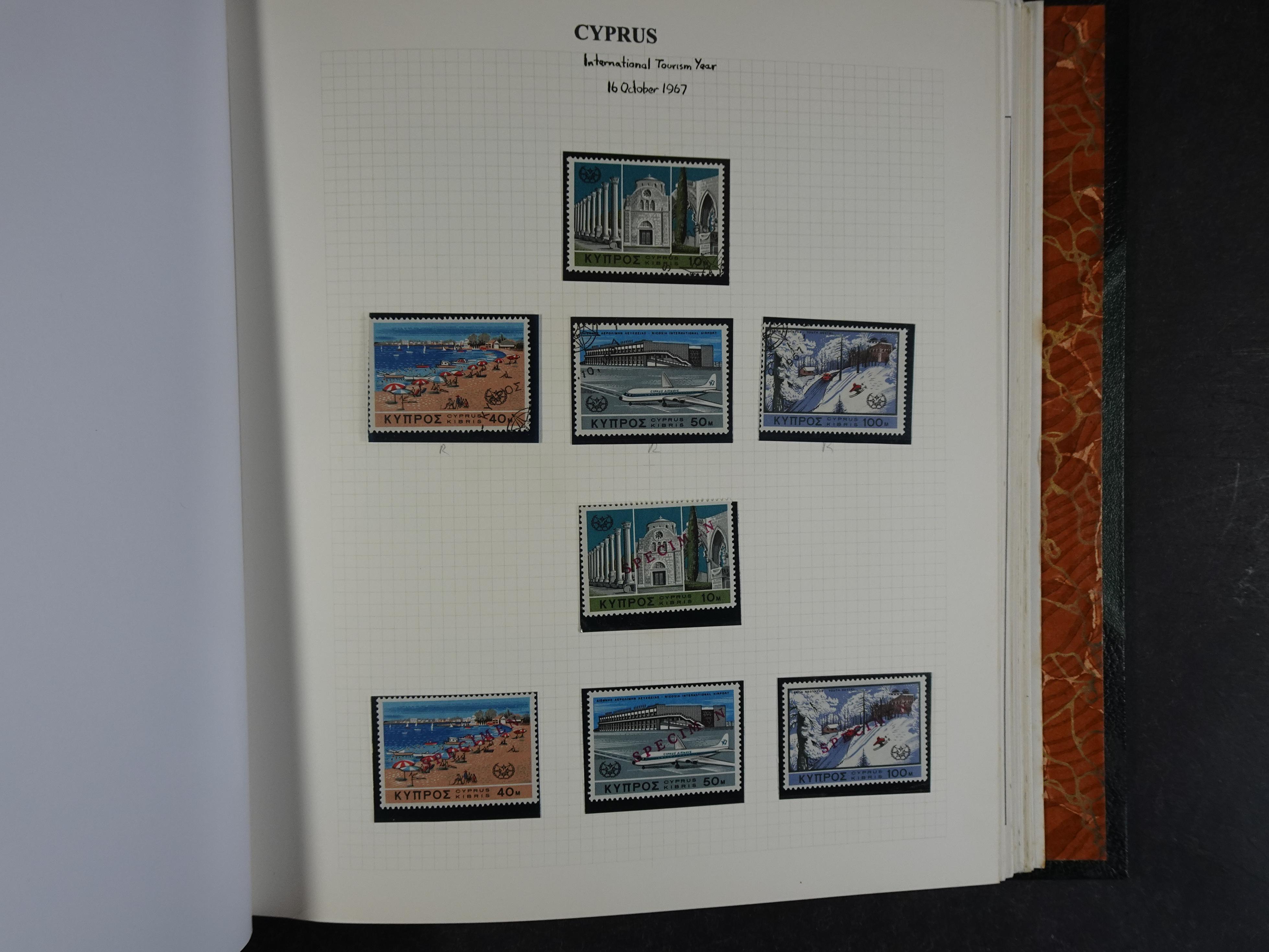 Prachtig en zeer uitgebreid collecte, waarbij dubbel verzameling. Tevens specimen, plaatfouten, boekjes, watermerken op blauwe albumbladeren.  340